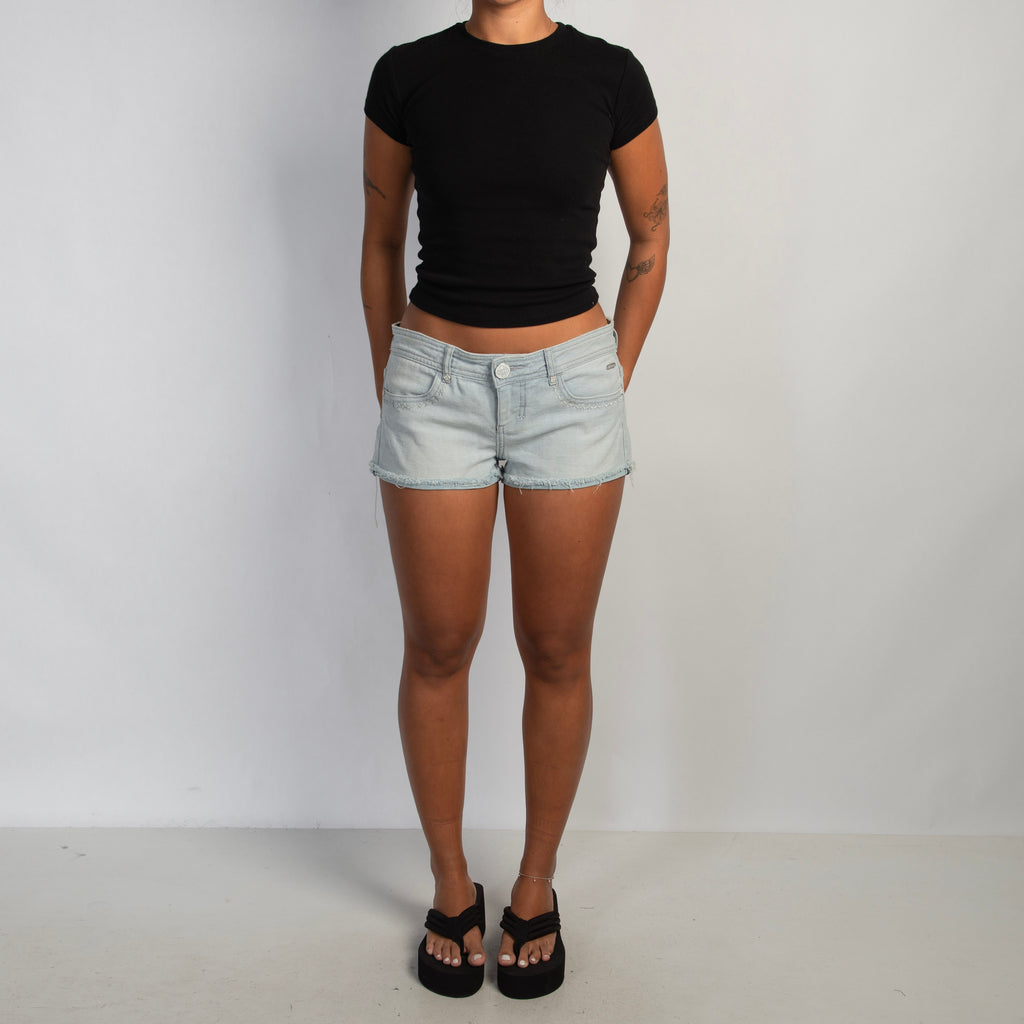 LIGHT WASH DENIM SHORTS