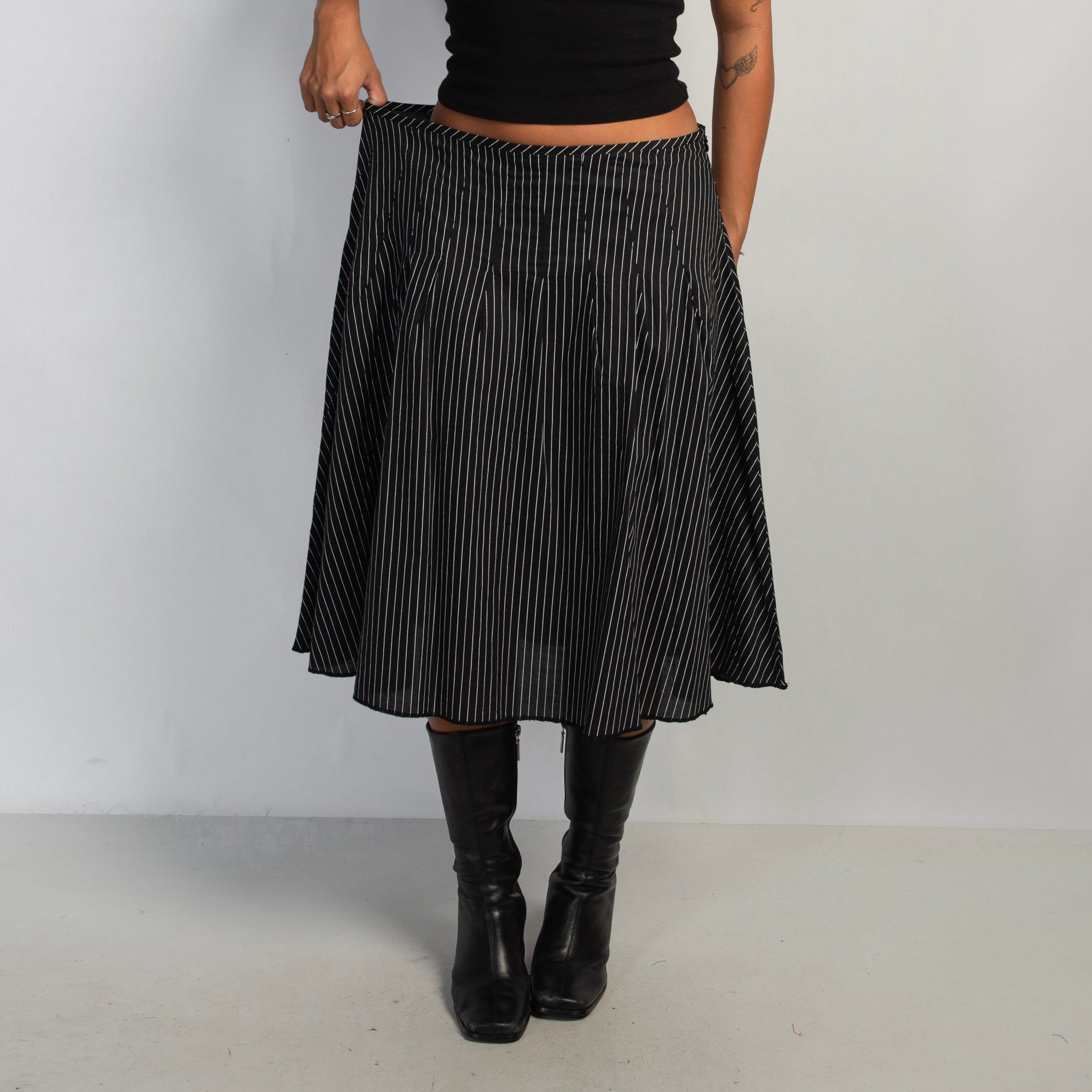 B&W PINSTRIPE PLEAT SKIRT