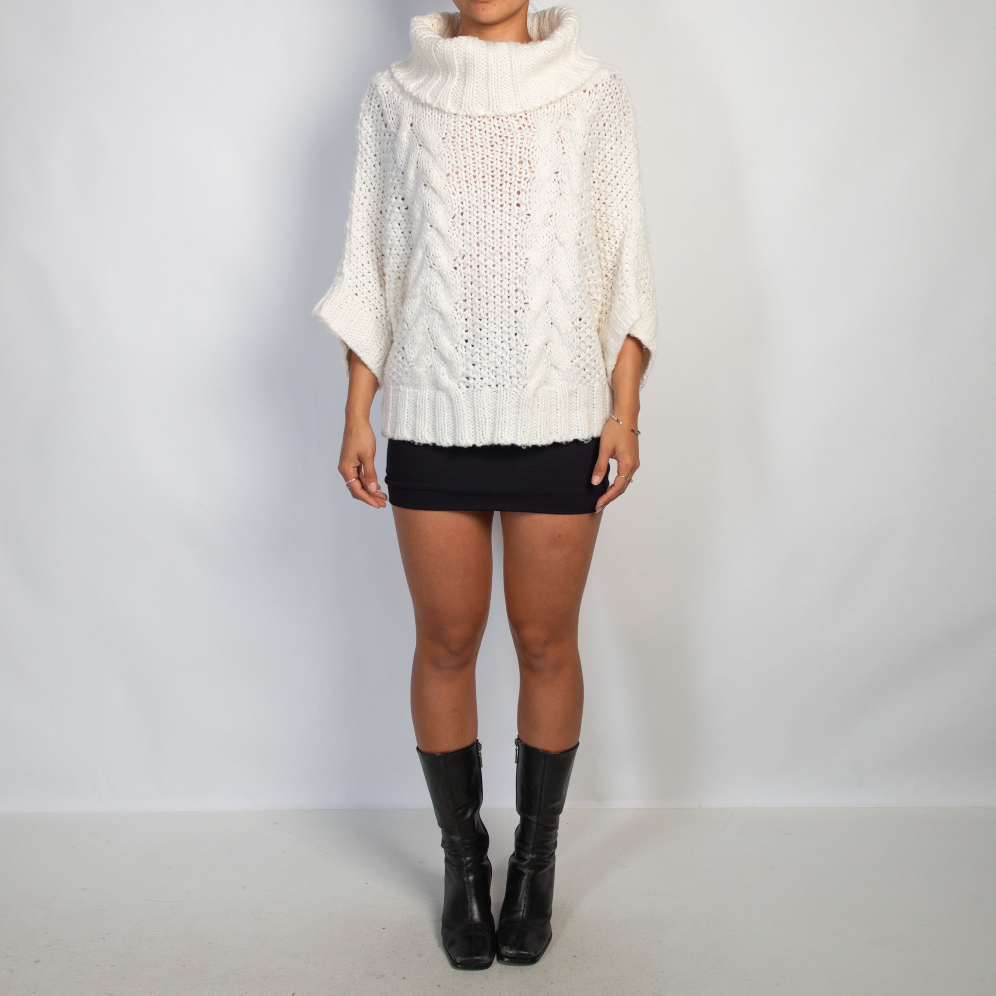 WHITE CHUNKY KNIT SWEATER