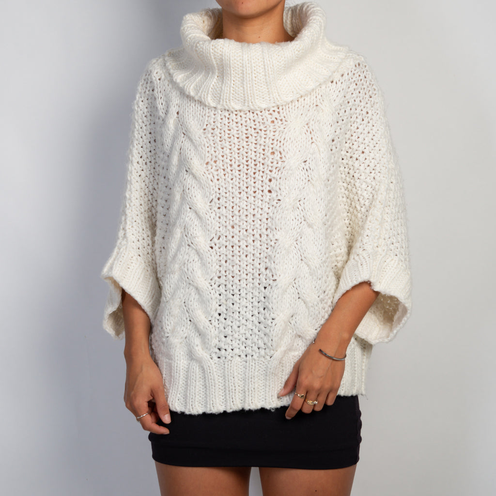 WHITE CHUNKY KNIT SWEATER