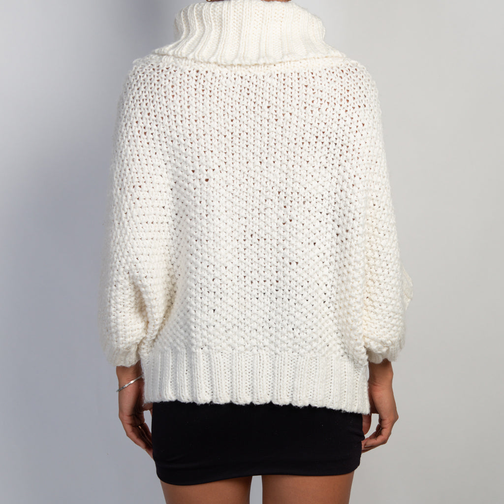 WHITE CHUNKY KNIT SWEATER