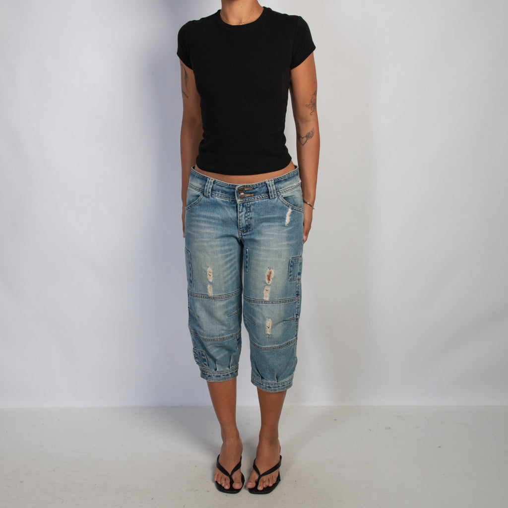 DISTRESSED CAPRI JEANS