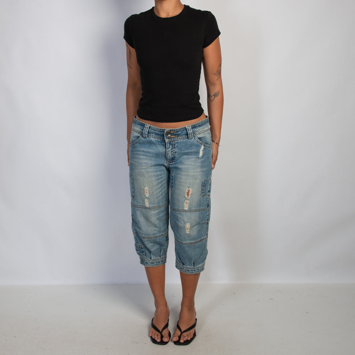 DISTRESSED CAPRI JEANS