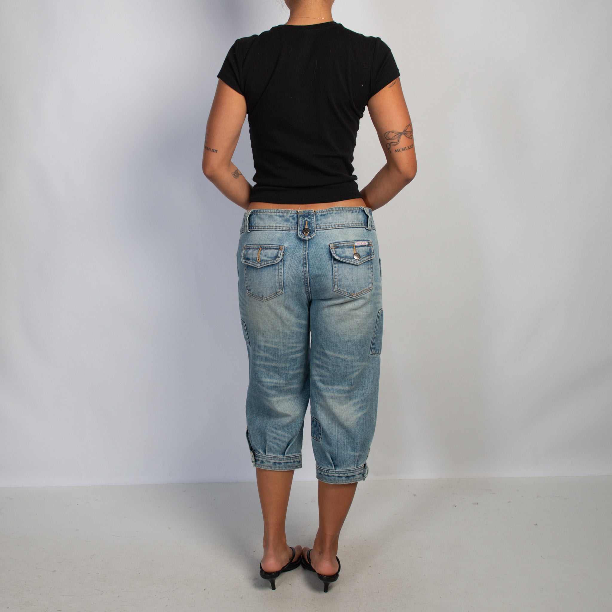 DISTRESSED CAPRI JEANS