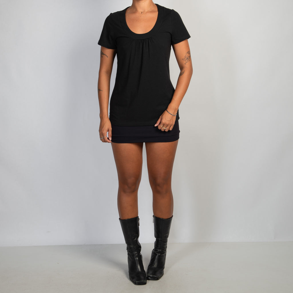 BLACK SCOOP NECK TOP