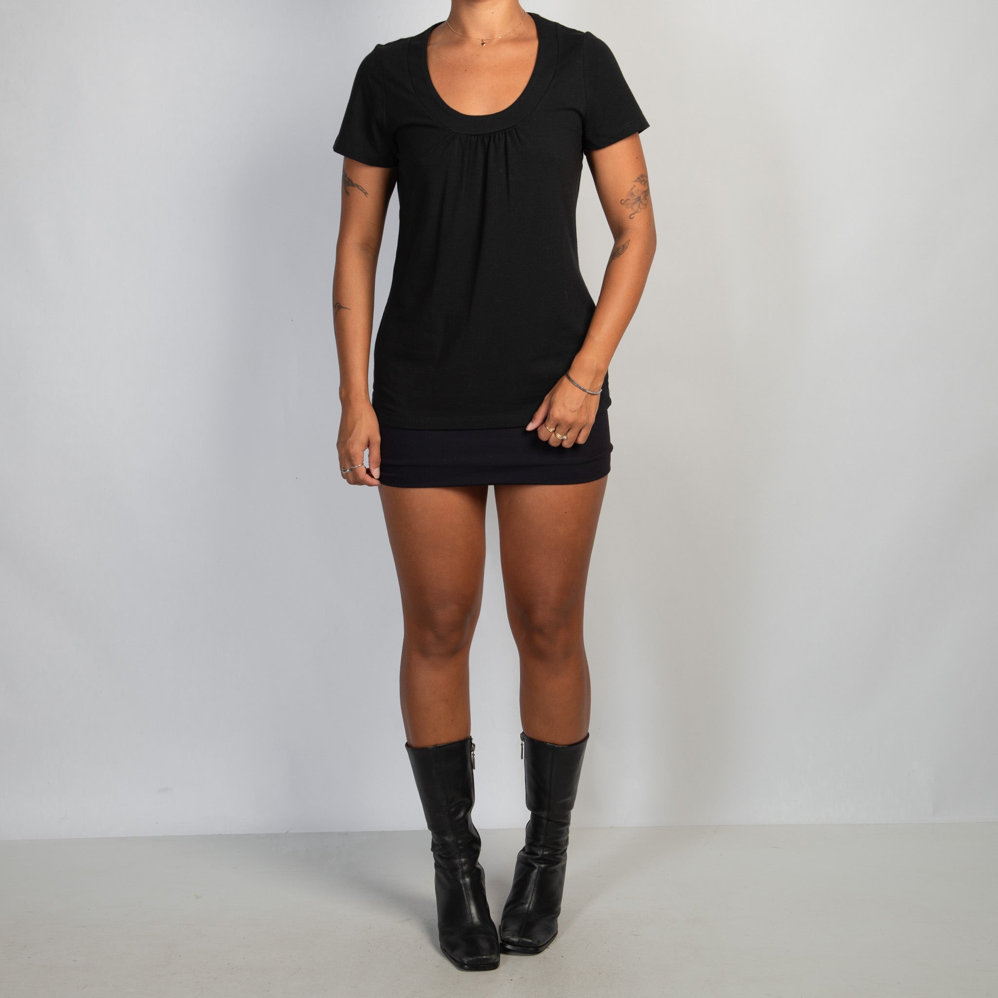 BLACK SCOOP NECK TOP