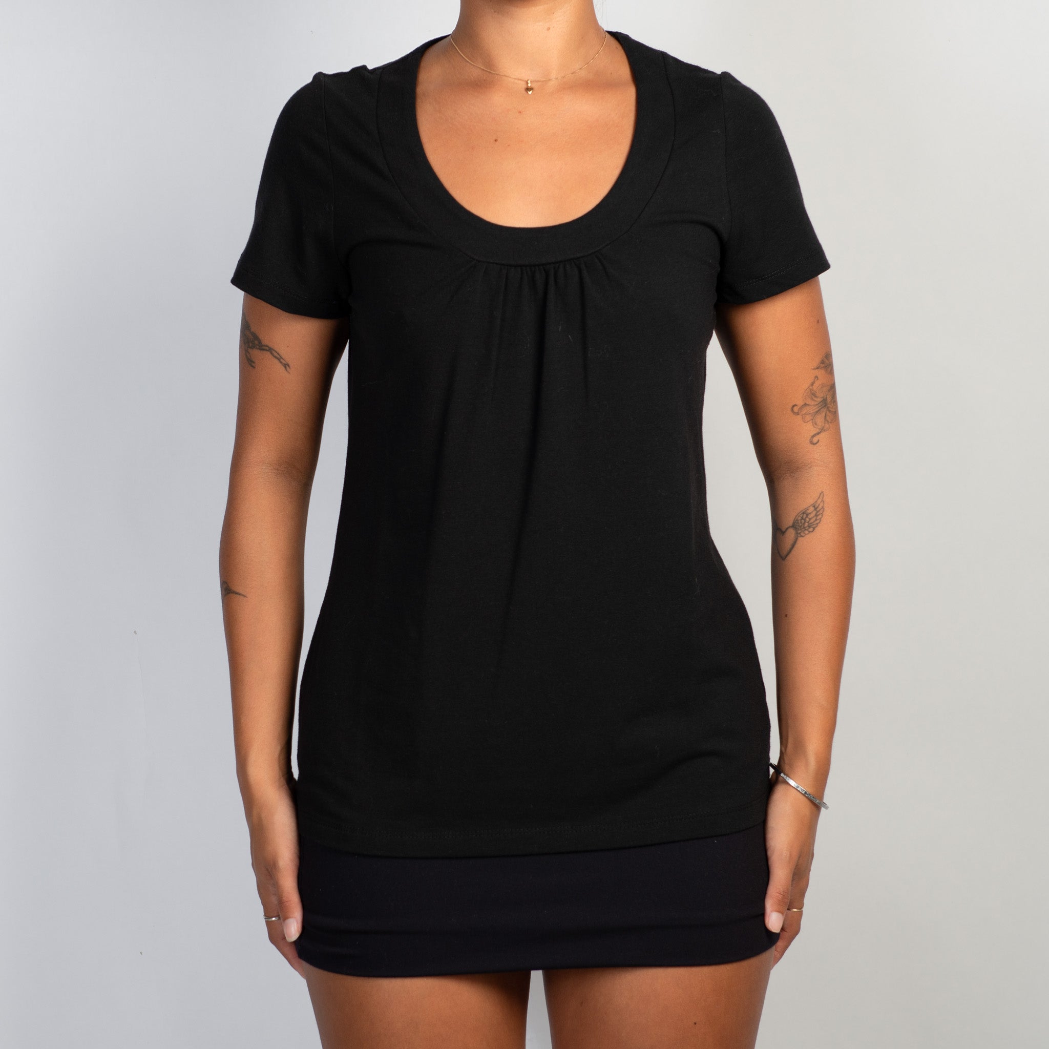 BLACK SCOOP NECK TOP