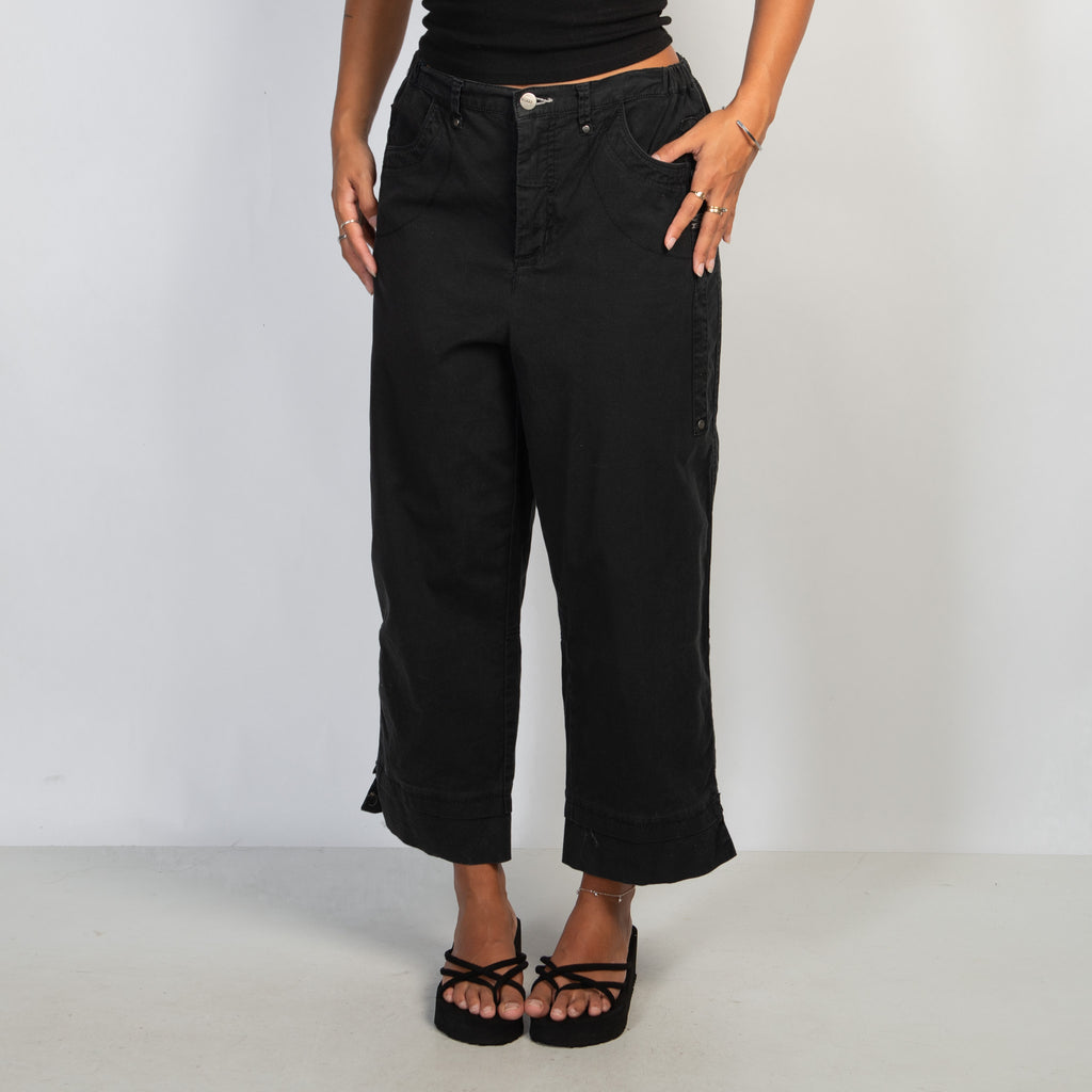 BLACK CROP CARGO PANTS