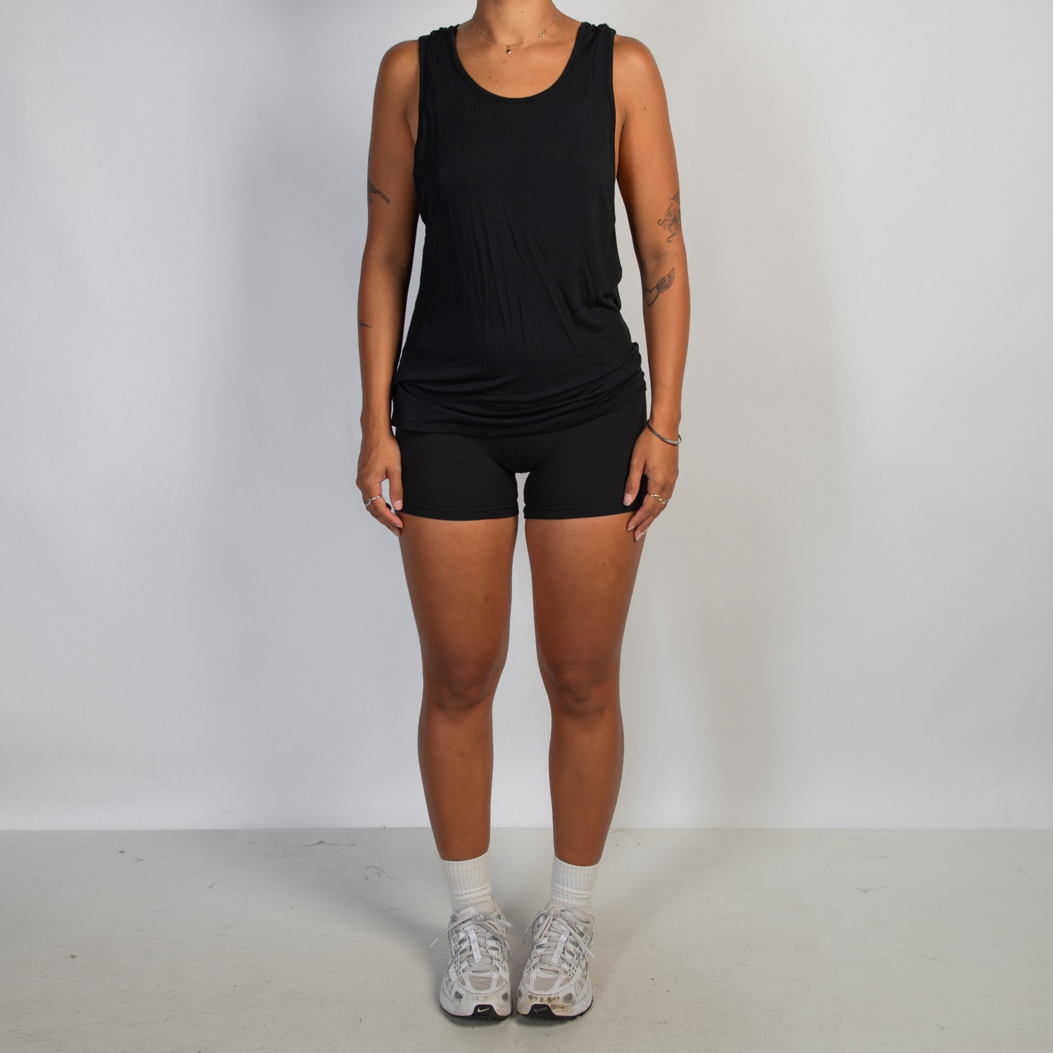 BLACK BACKLESS TANK TOP
