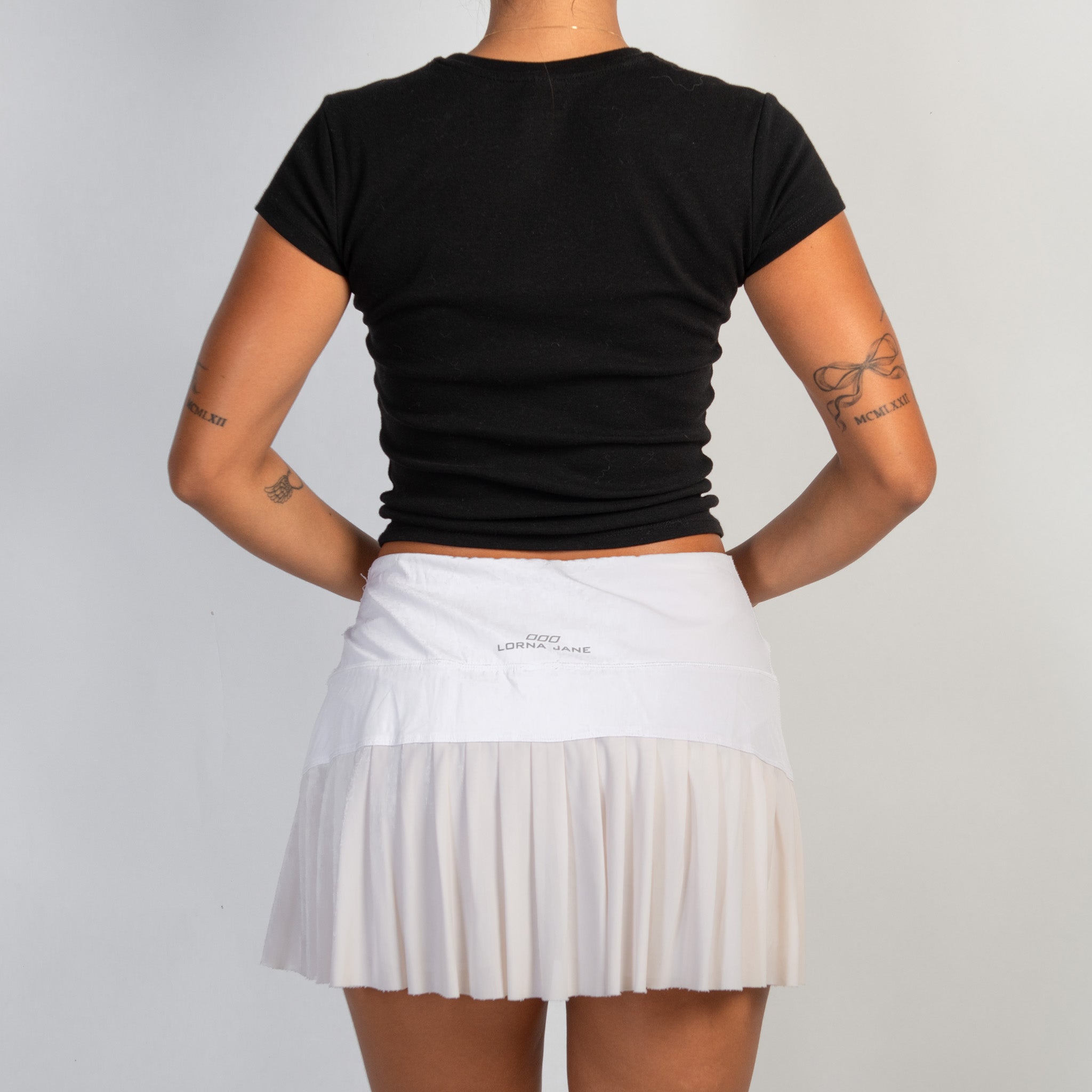 WHITE PLEATED SKORT