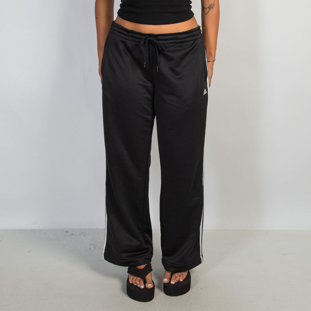 BLACK ADIDAS TRACKPANTS