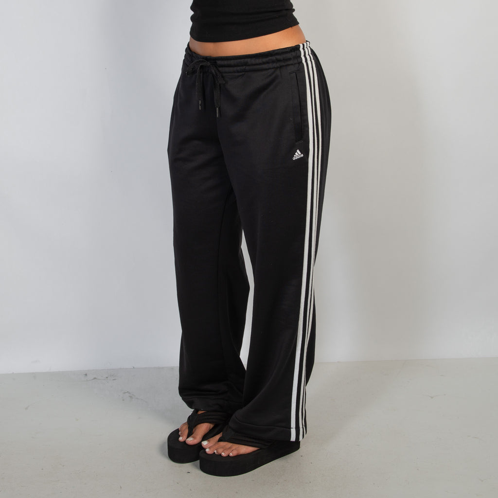 BLACK ADIDAS TRACKPANTS