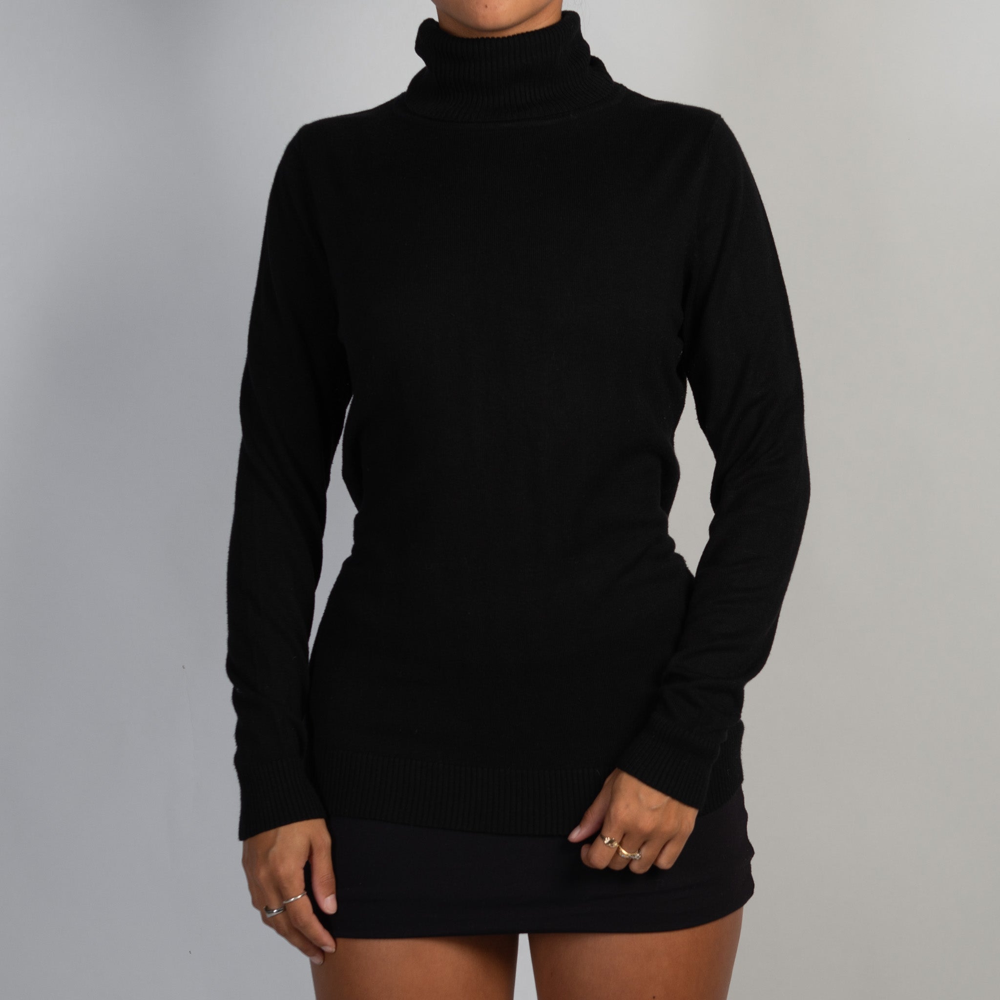 BLACK TURTLENECK TOP