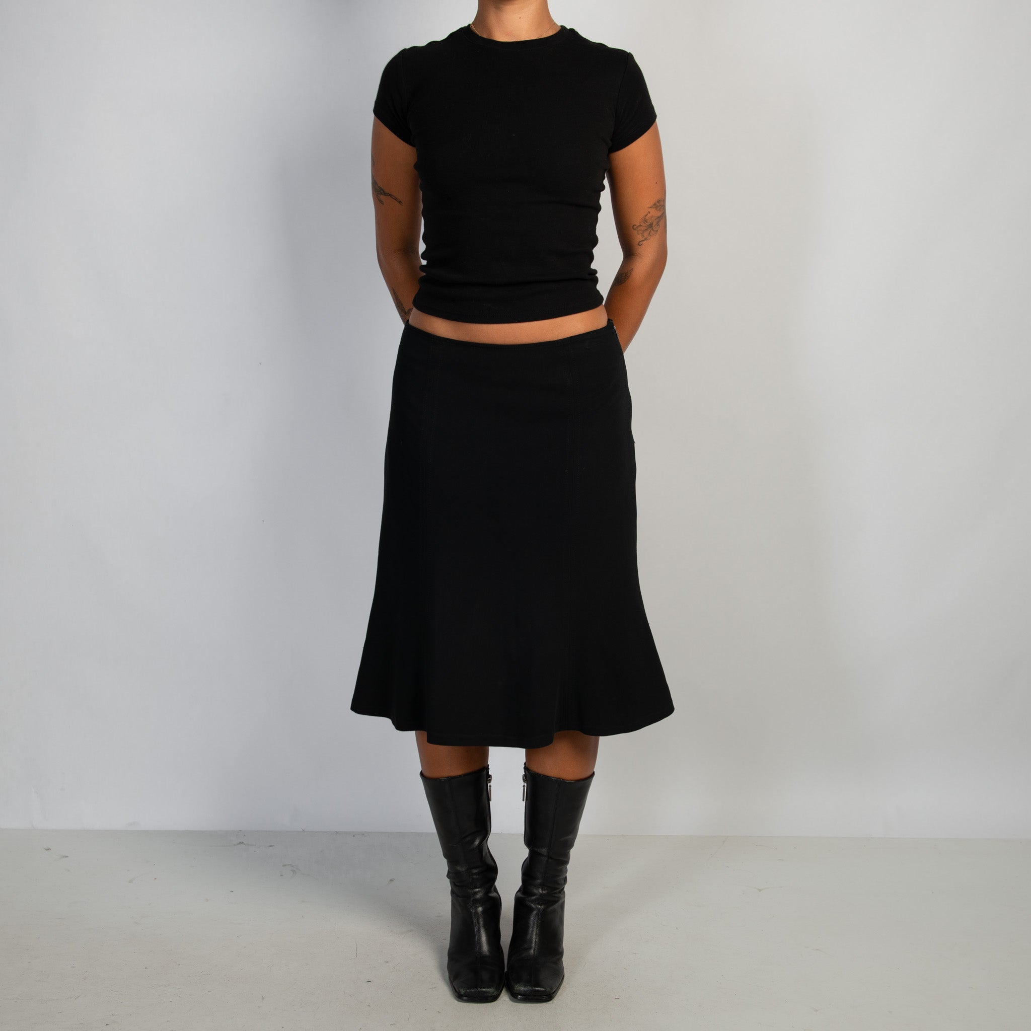 BLACK FLARE MIDI SKIRT