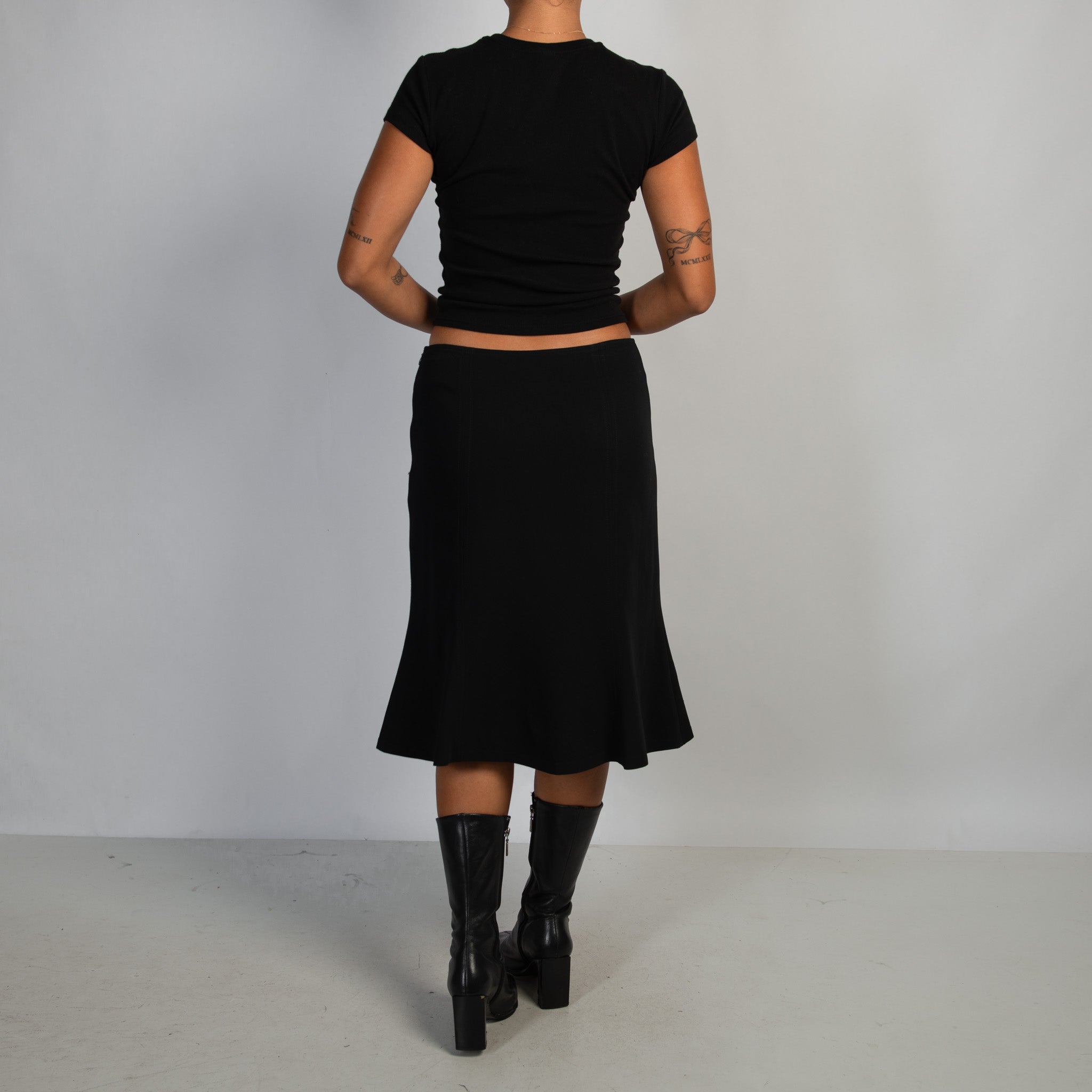BLACK FLARE MIDI SKIRT