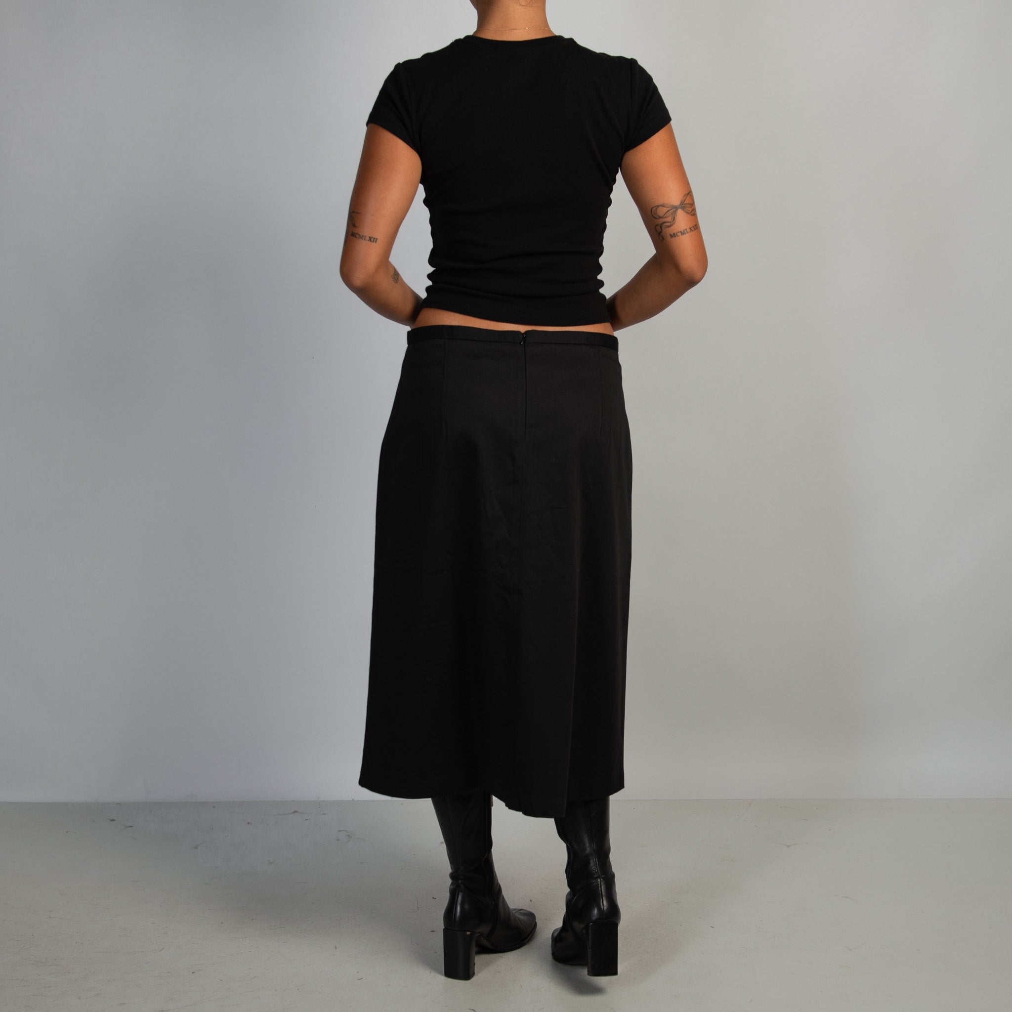 BLACK MIDI SKIRT
