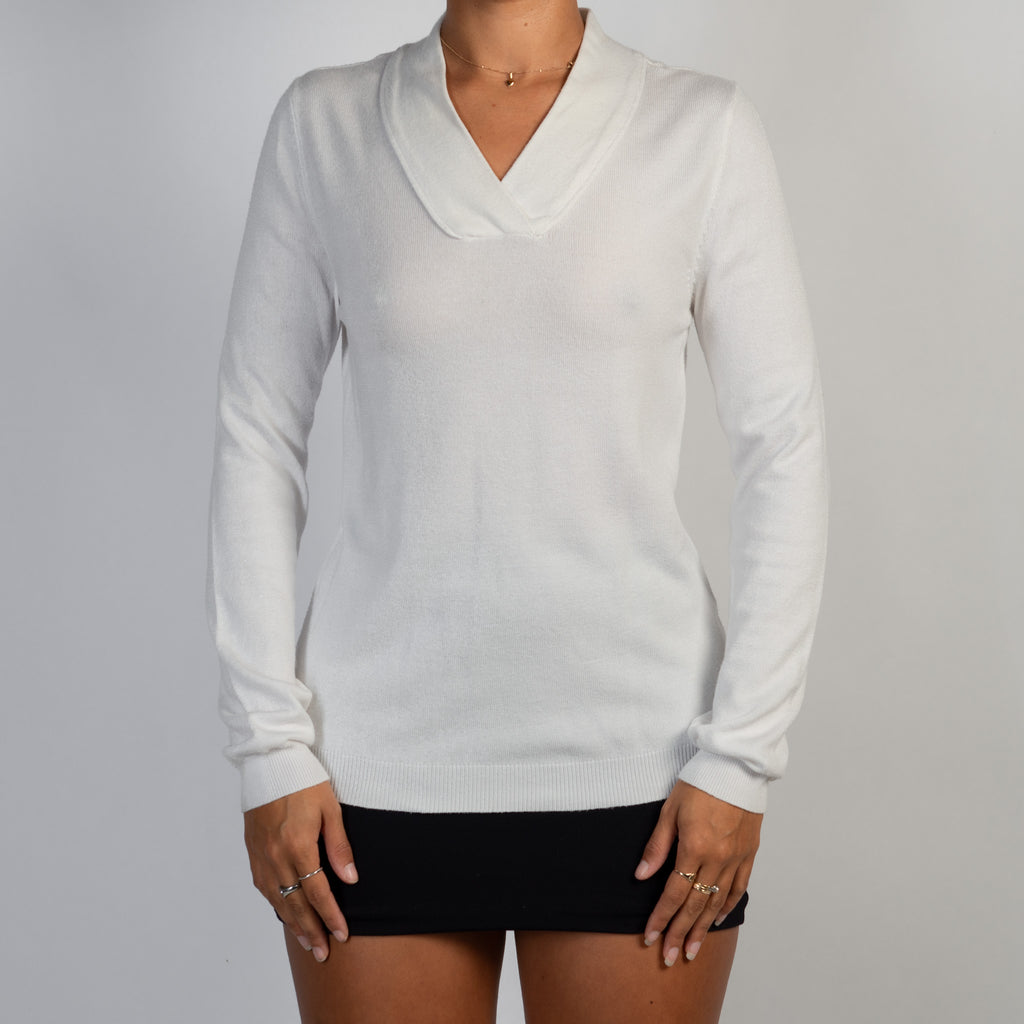 WHITE KNIT V NECK TOP
