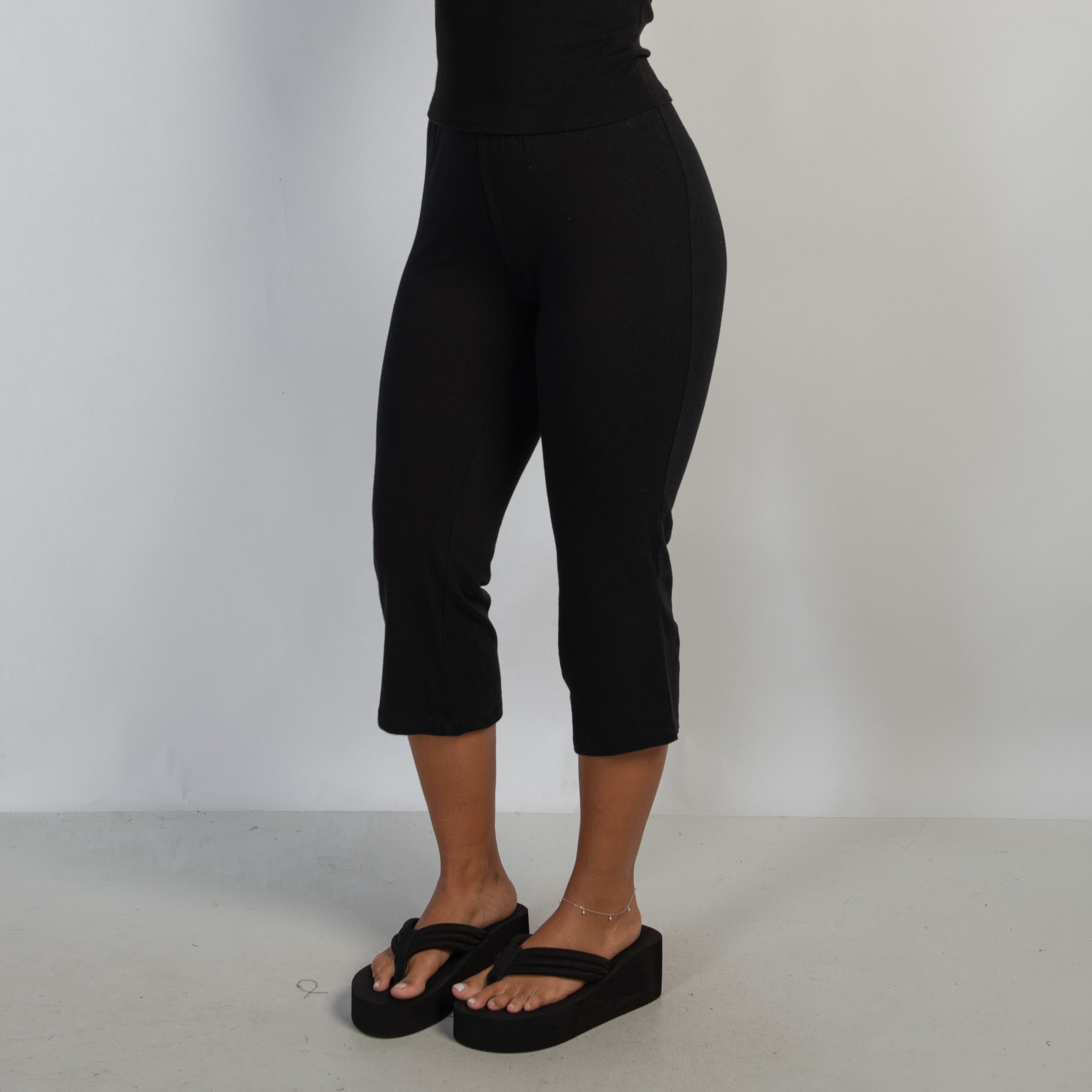 BLACK LOUNGE CAPRI PANTS