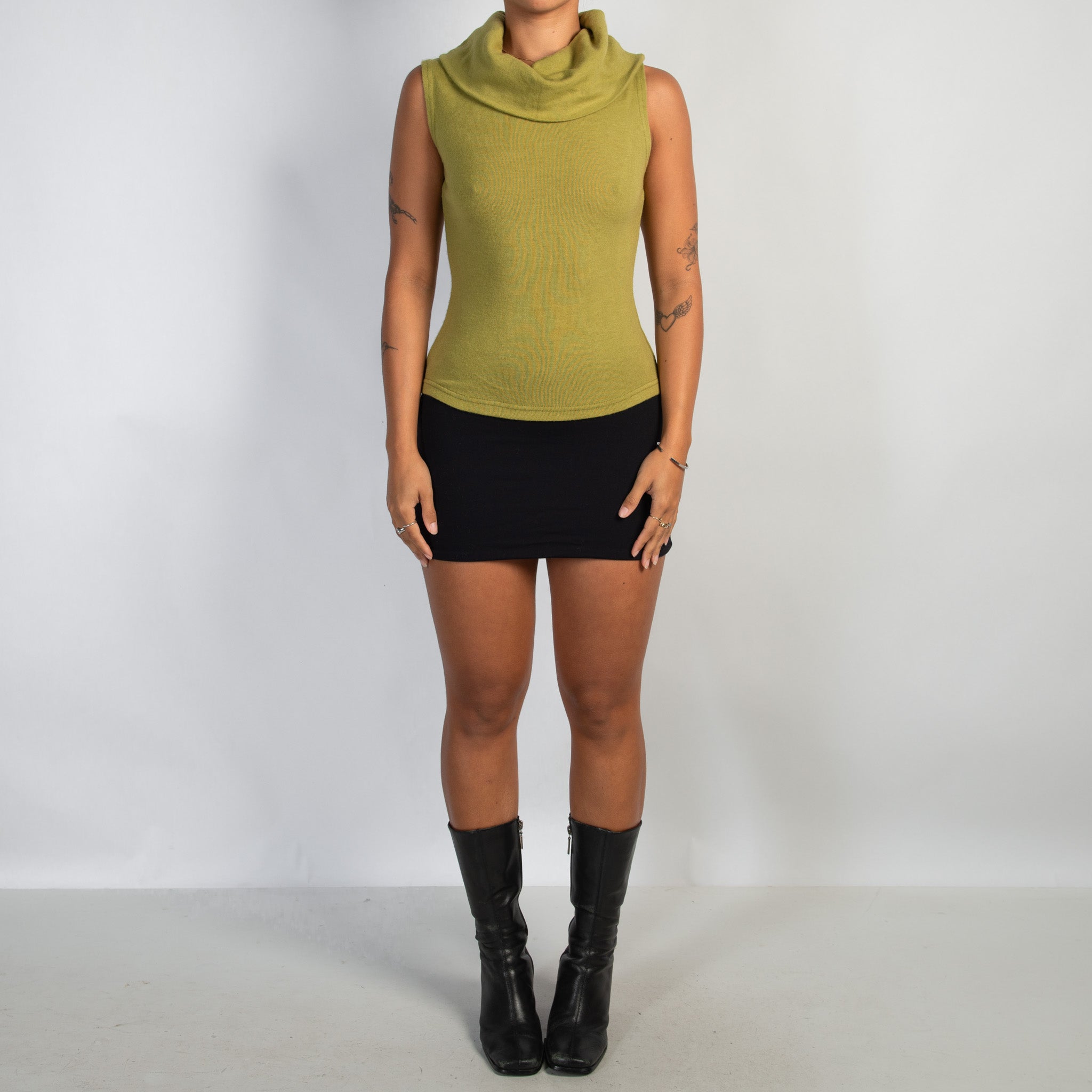 SLEEVELESS TURTLENECK TOP