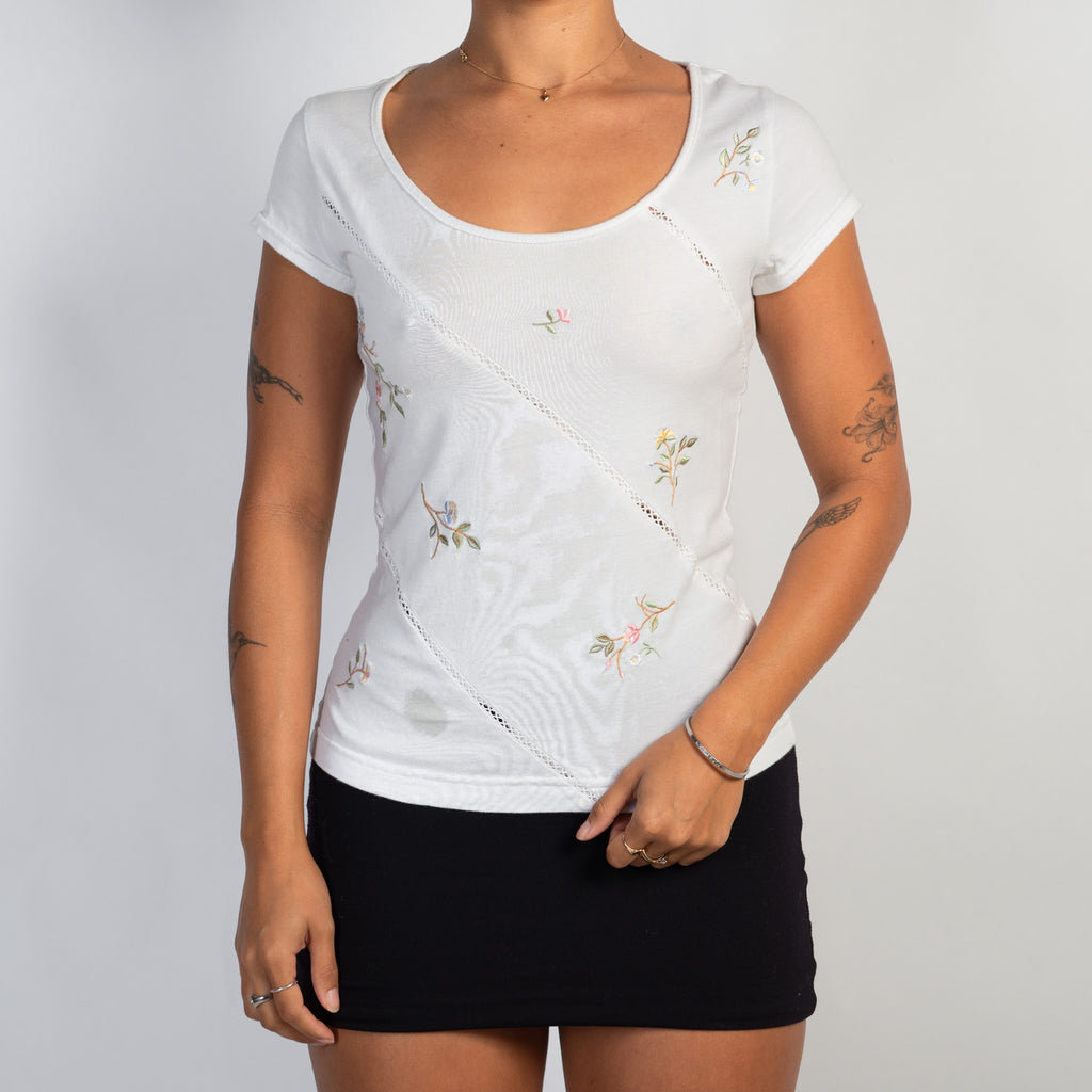 WHITE FLORAL TOP