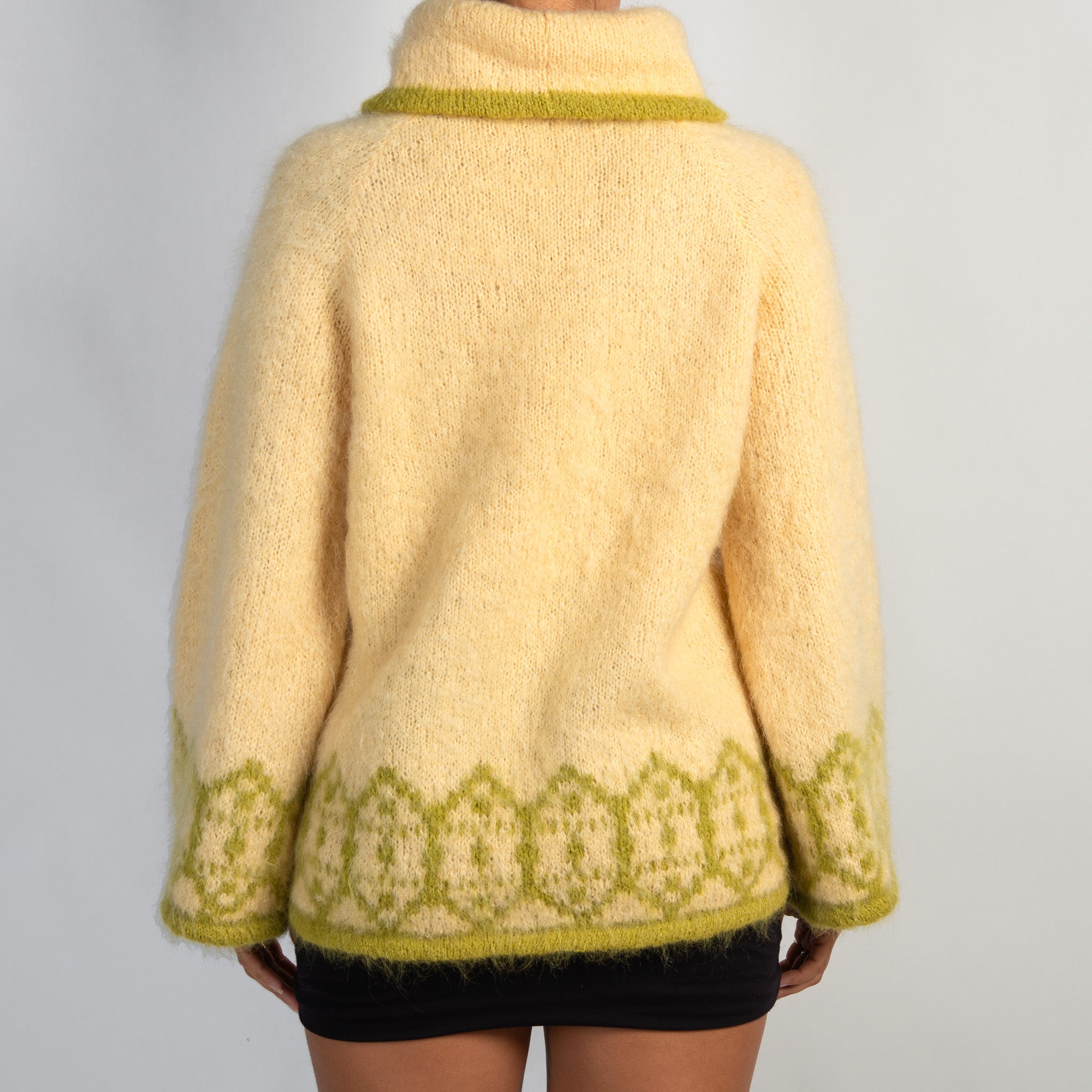 TURTLENECK KNIT SWEATER