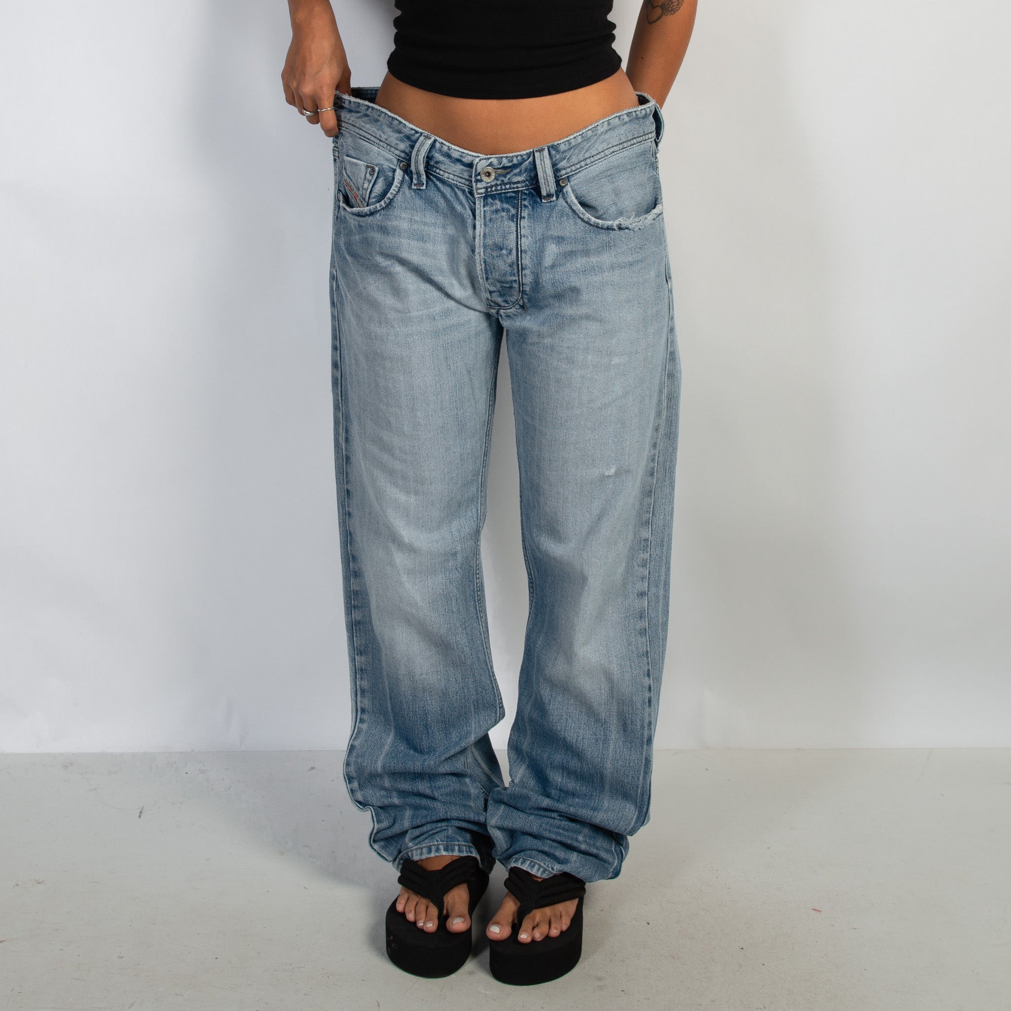 LOW RISE STRAIGHT JEANS