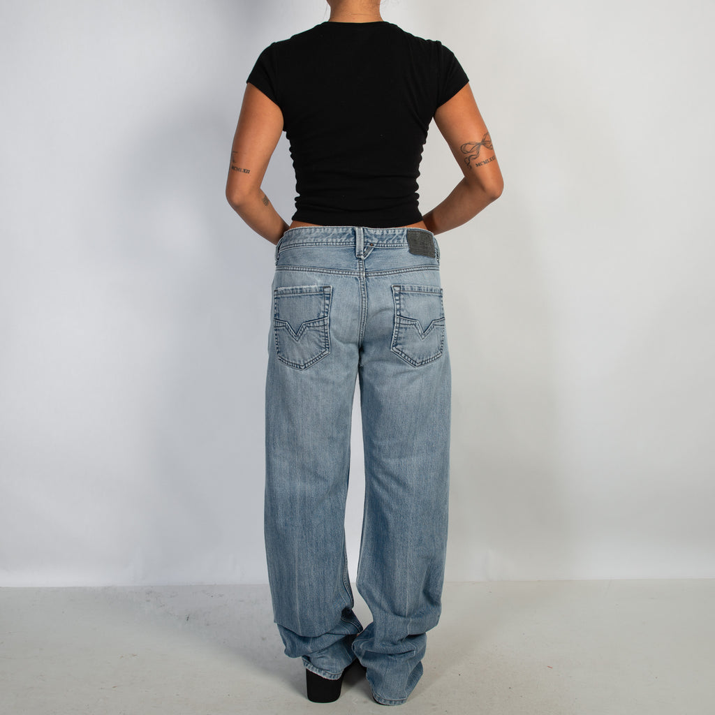 LOW RISE STRAIGHT JEANS