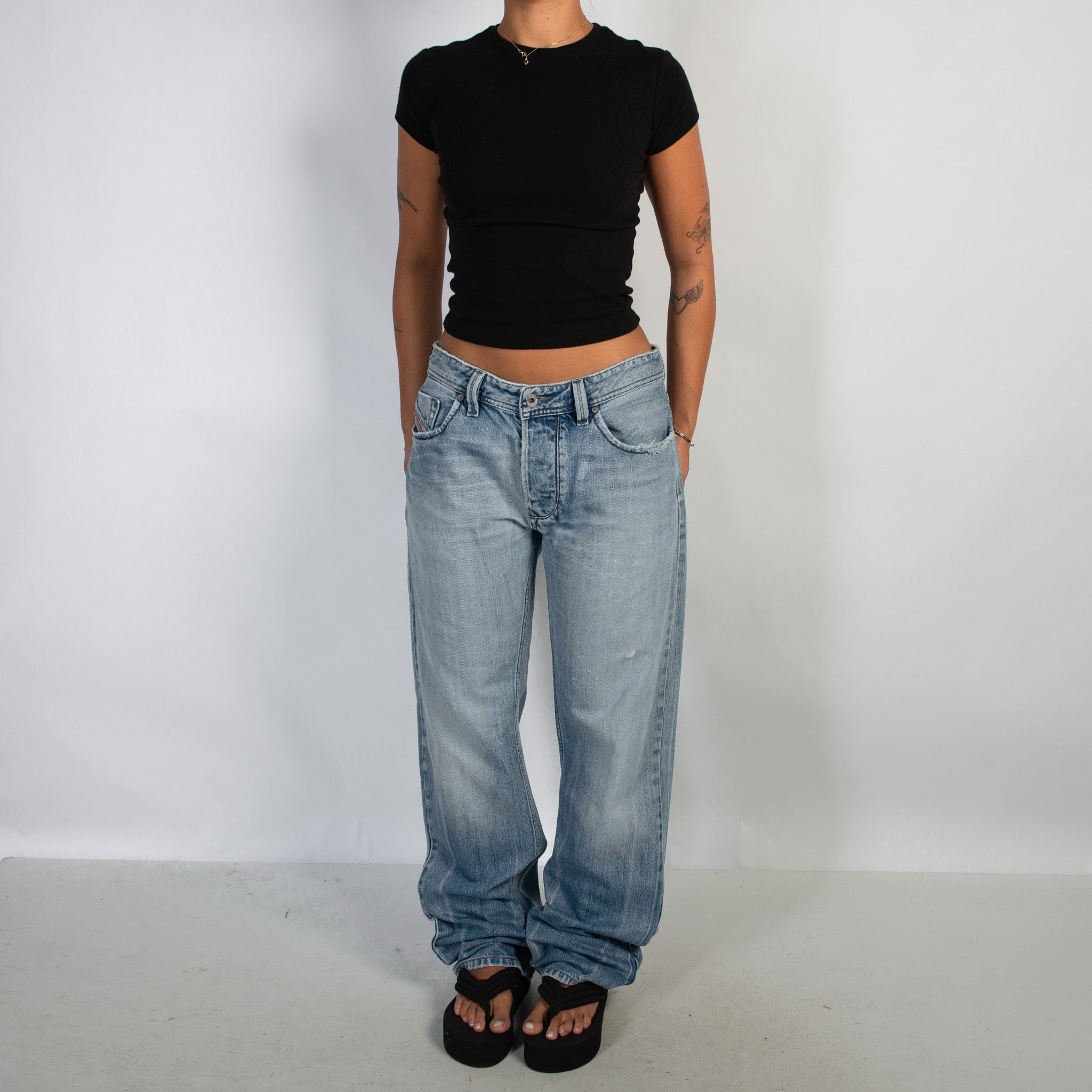 LOW RISE STRAIGHT JEANS