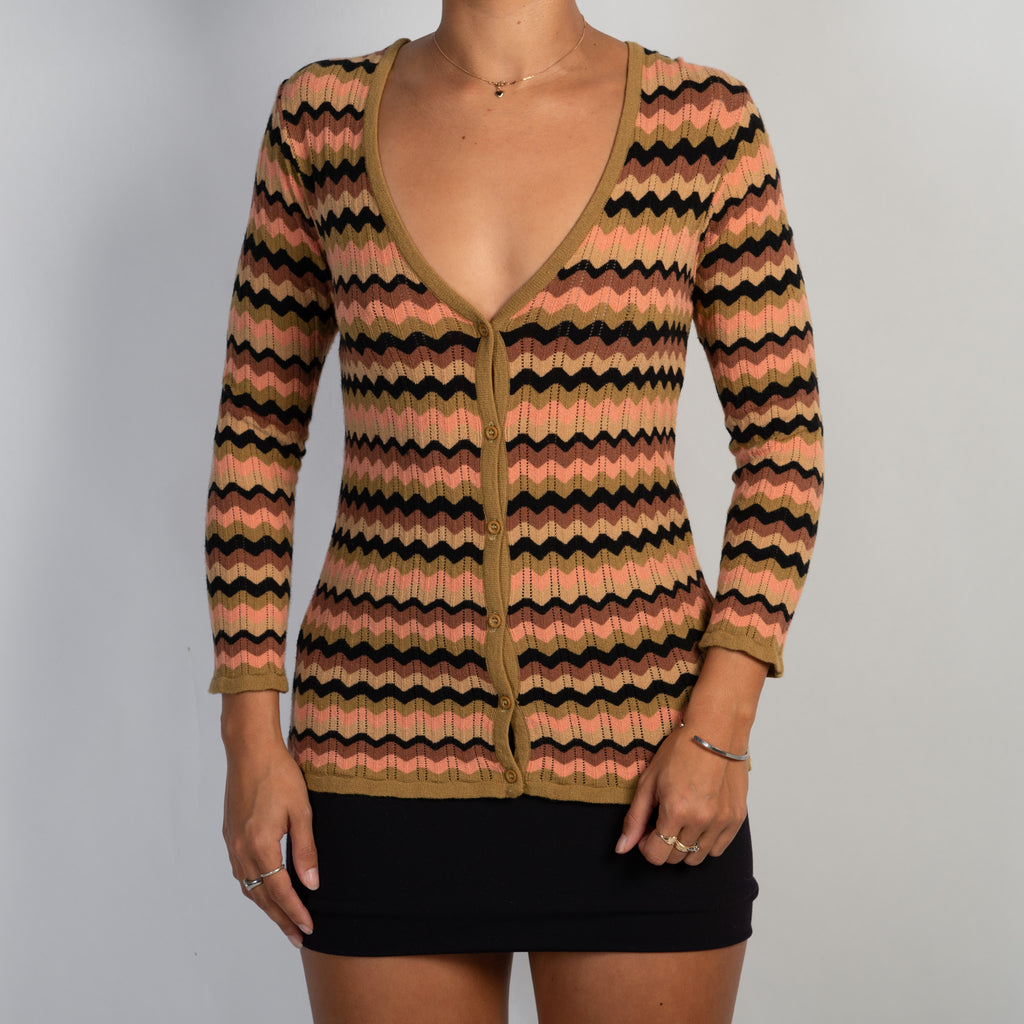 CHEVRON KNIT BUTTON TOP