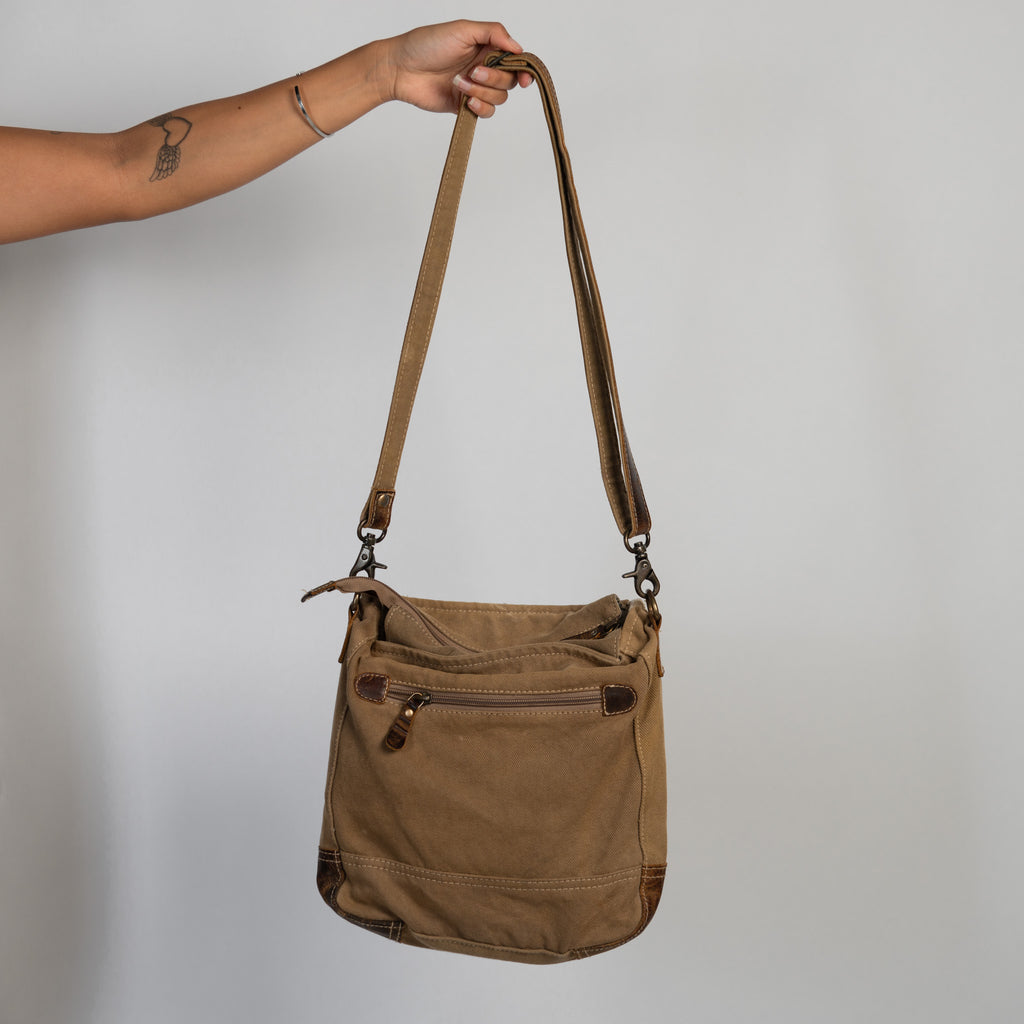 TEXTURED CROSSBODY BAG