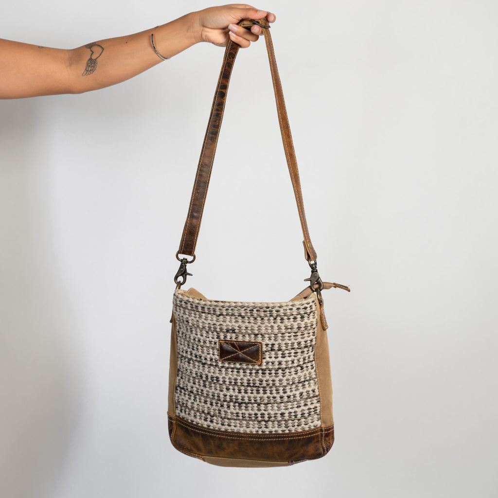 TEXTURED CROSSBODY BAG