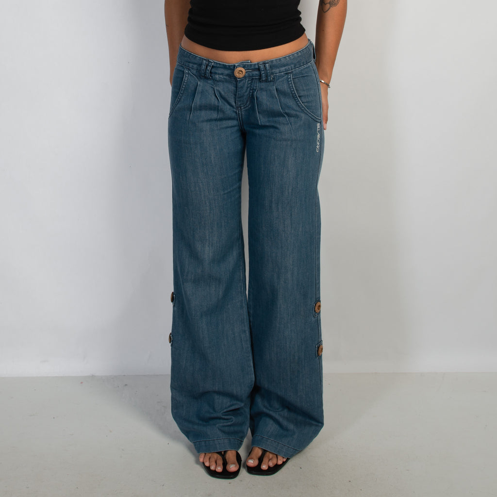 LOW RISE BOOTCUT JEANS