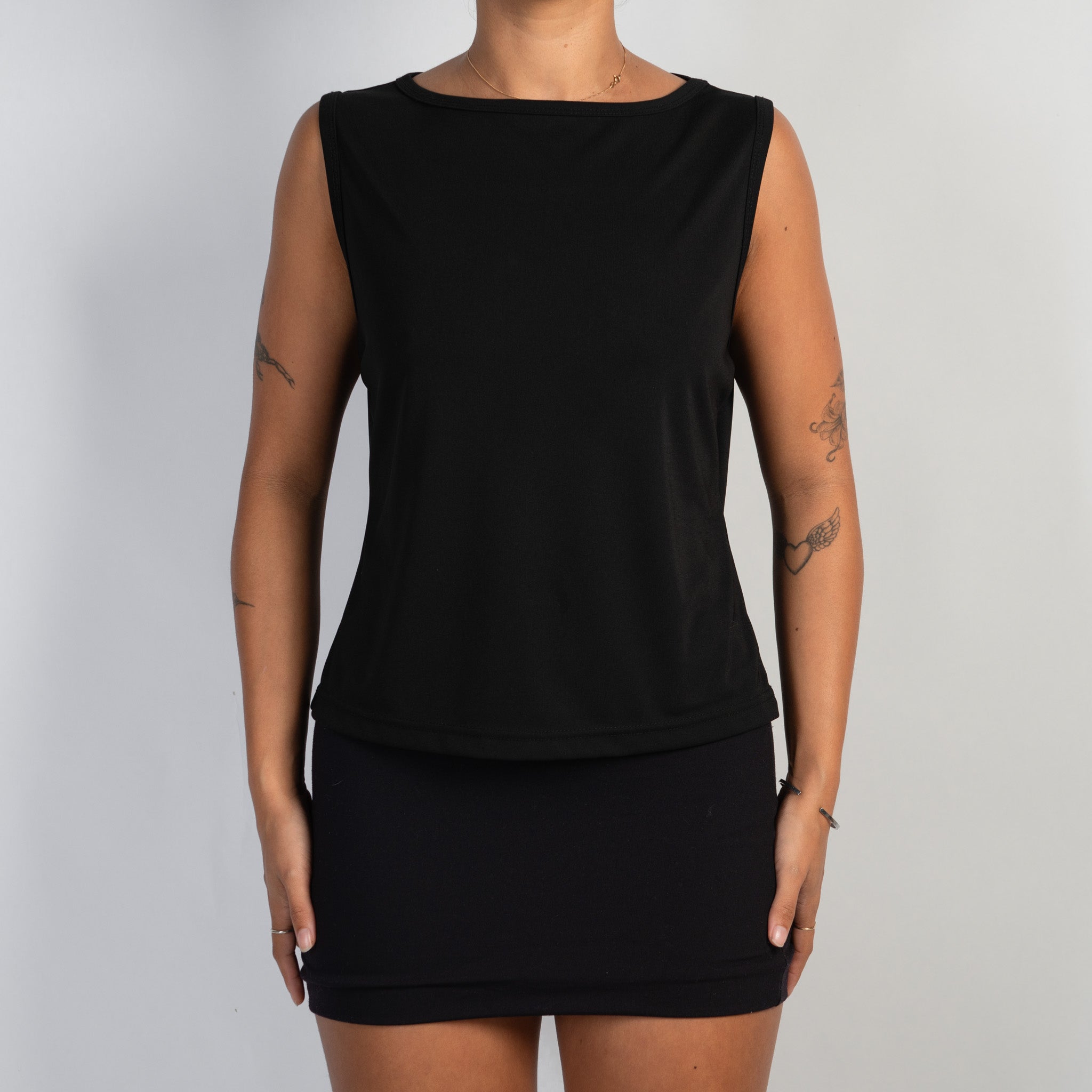BLACK BOAT NECK TOP