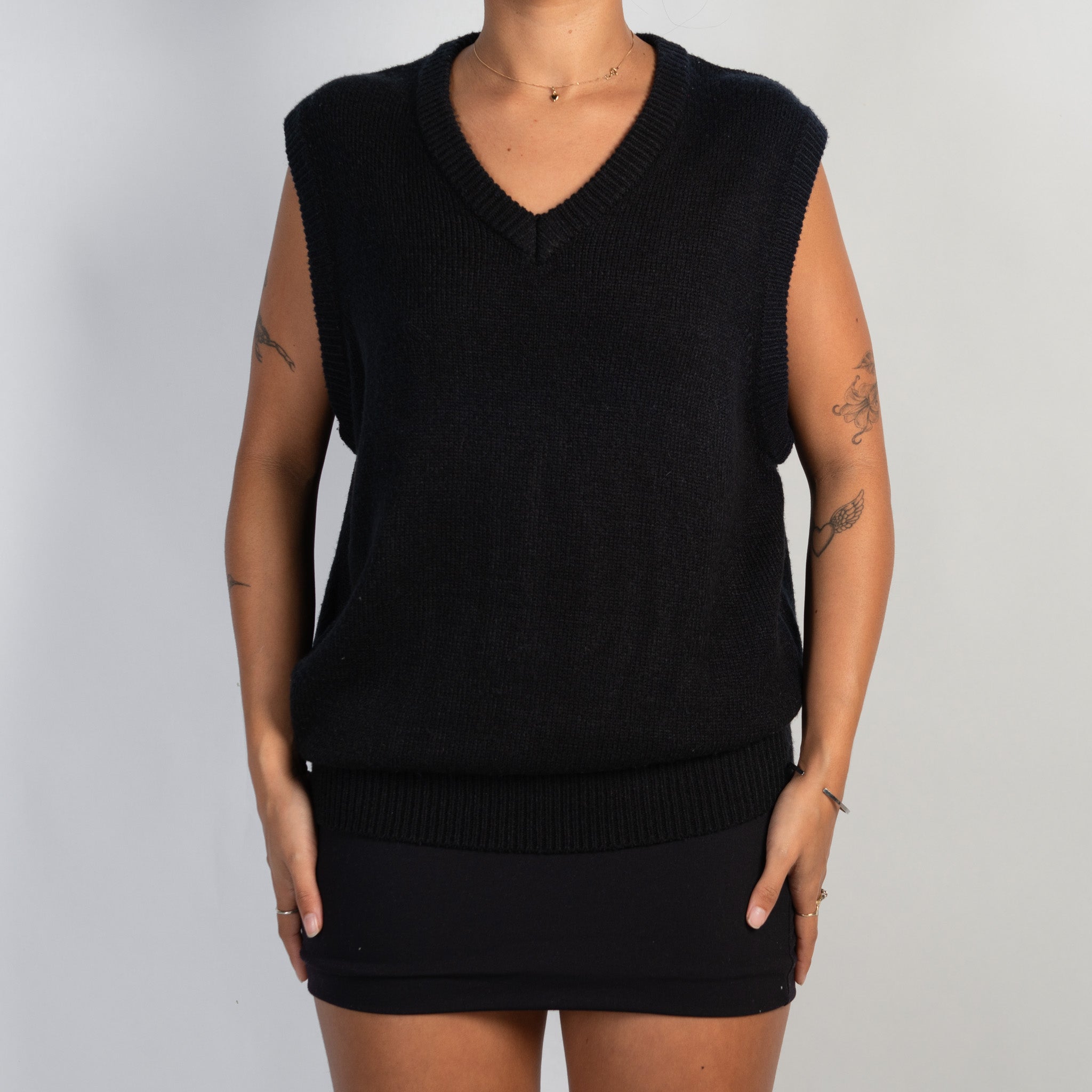 DEEP NAVY KNIT VEST