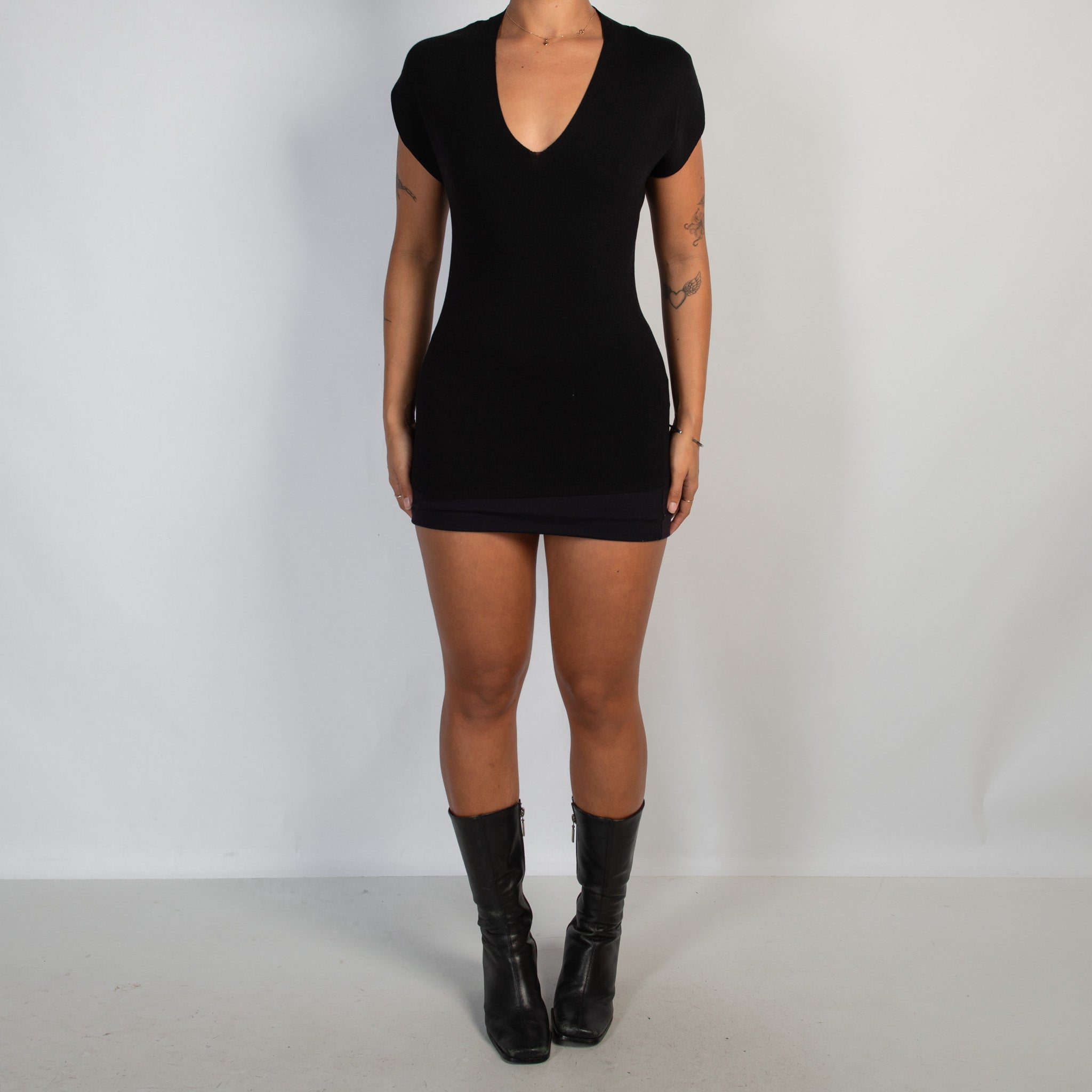 BLACK RIB V NECK TOP