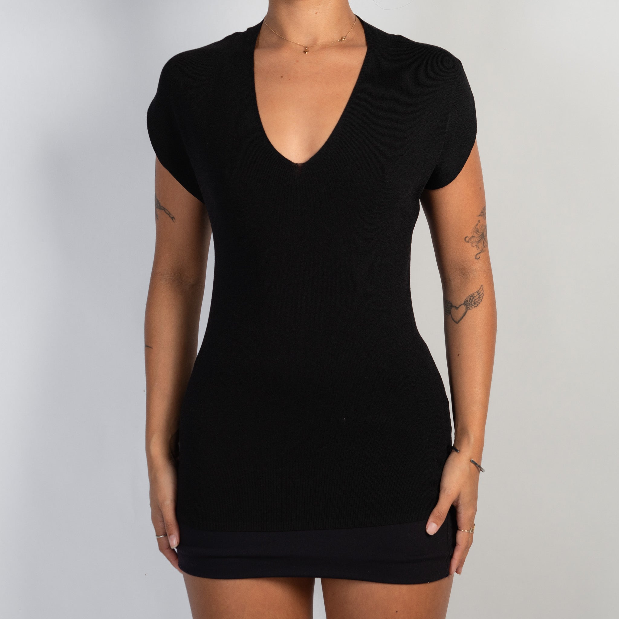 BLACK RIB V NECK TOP