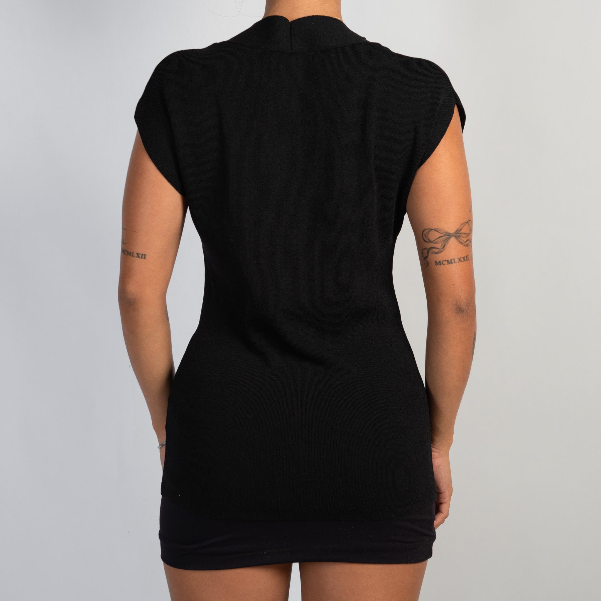 BLACK RIB V NECK TOP