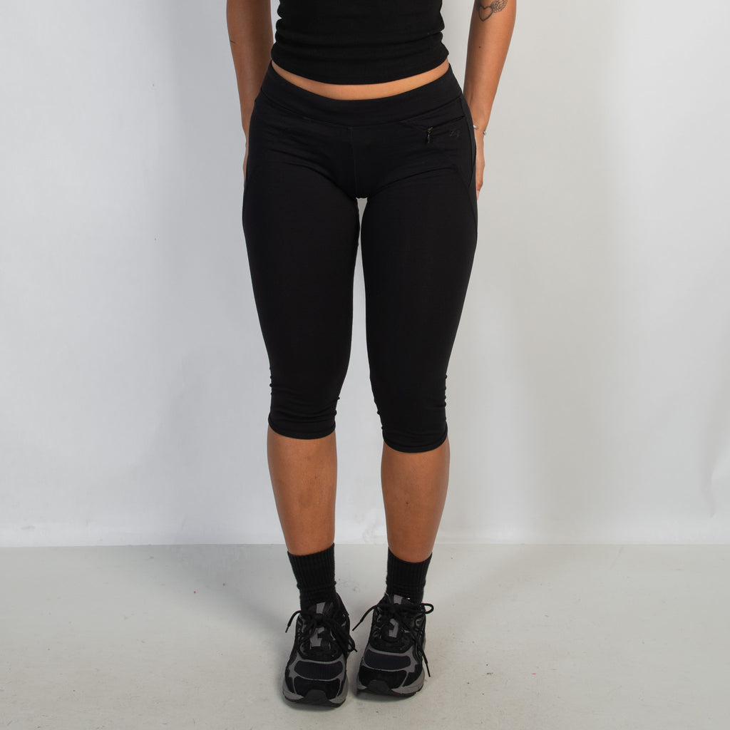 BLACK KNEE LENGTH TIGHTS