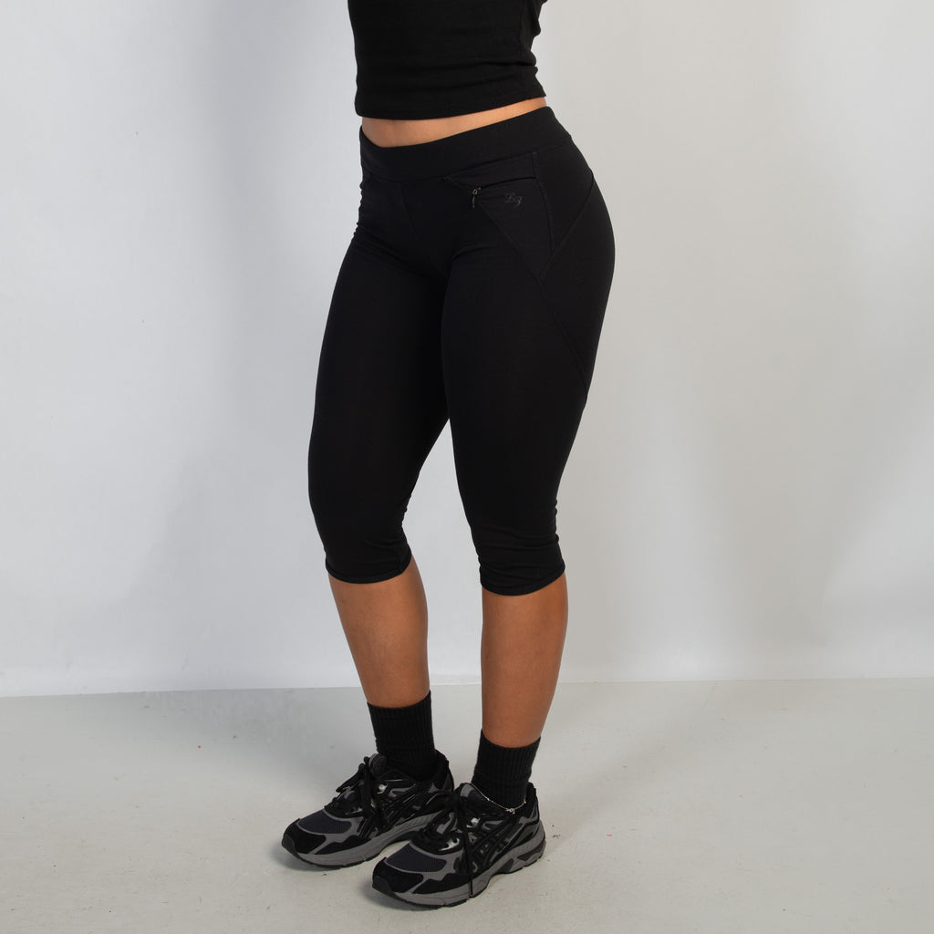 BLACK KNEE LENGTH TIGHTS