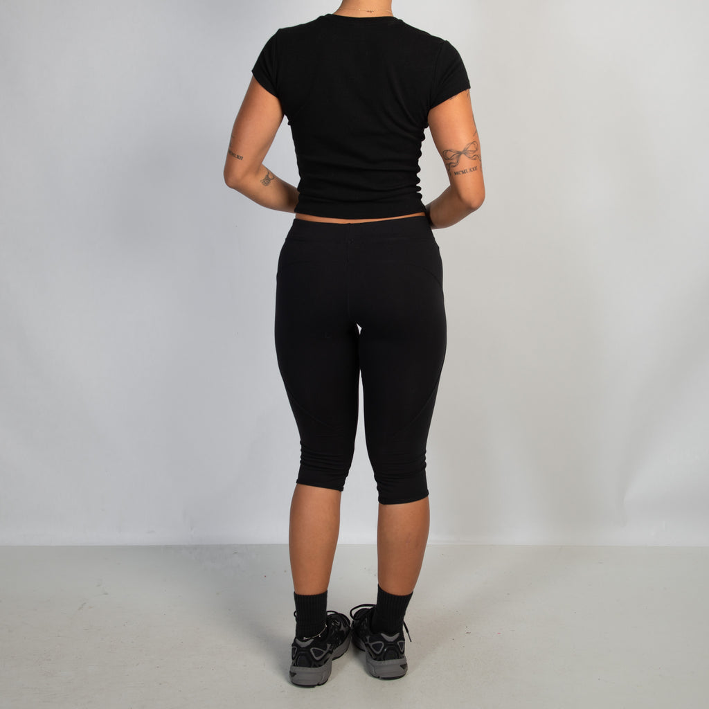 BLACK KNEE LENGTH TIGHTS