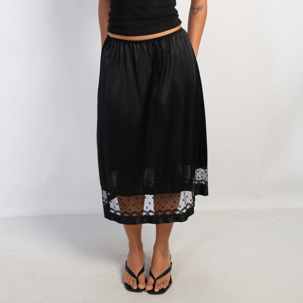 BLACK MIDI SLIP SKIRT