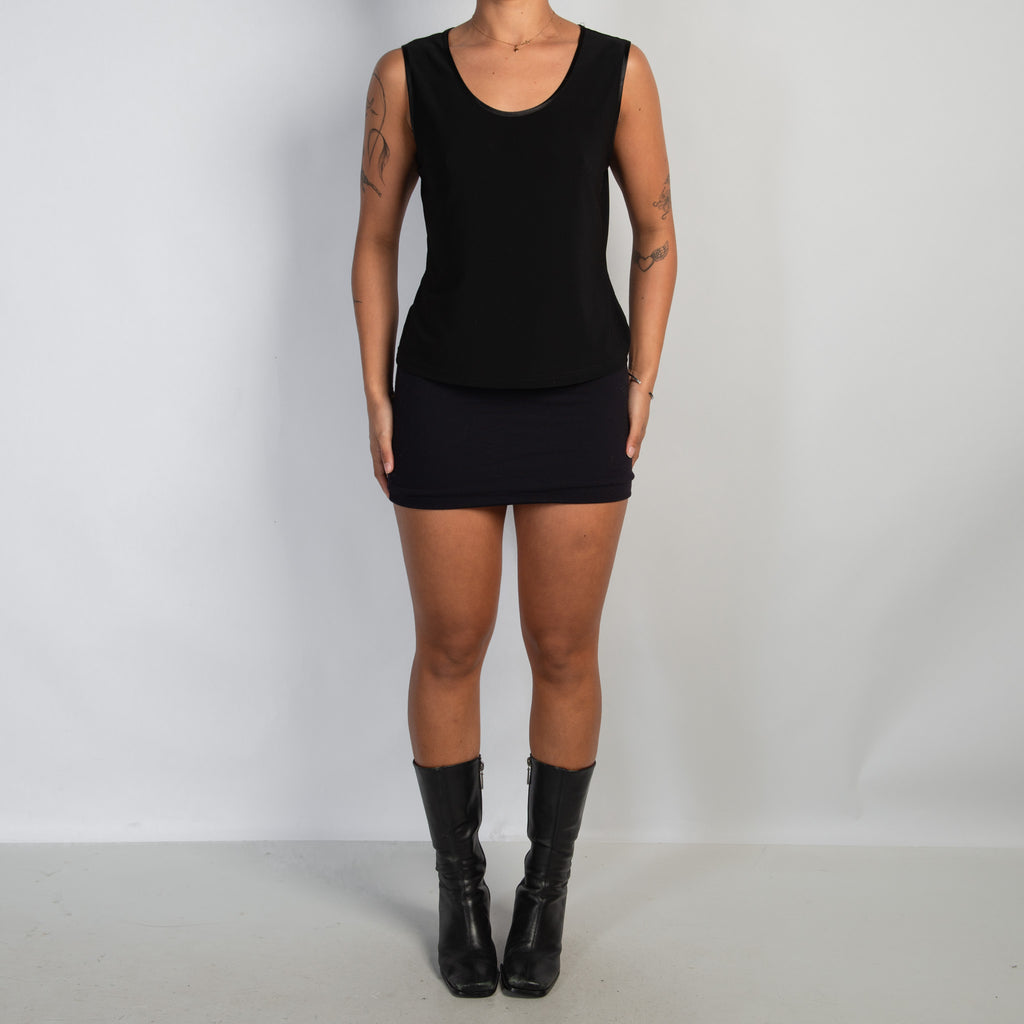 BLACK SLEEVELESS TOP