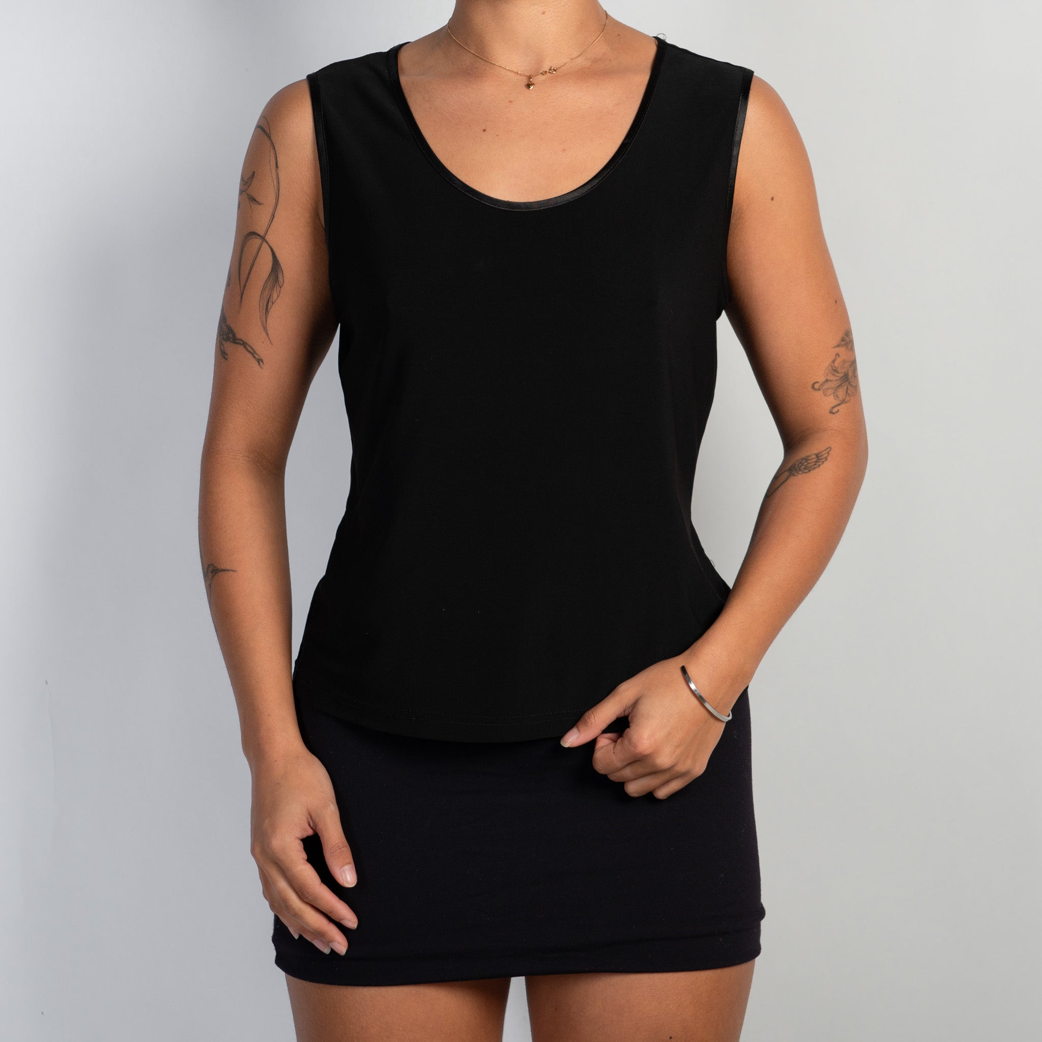 BLACK SLEEVELESS TOP