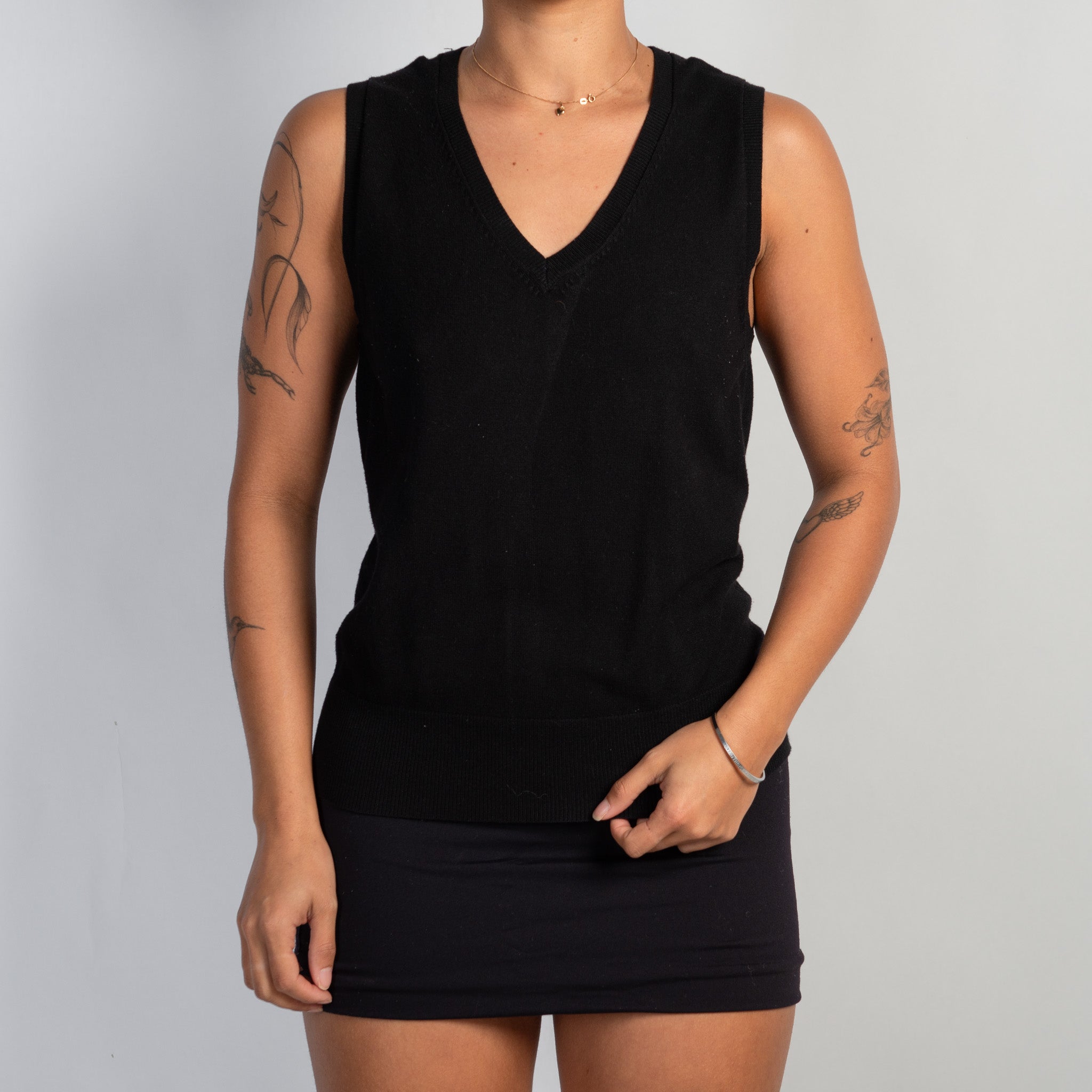 BLACK THIN KNIT VEST
