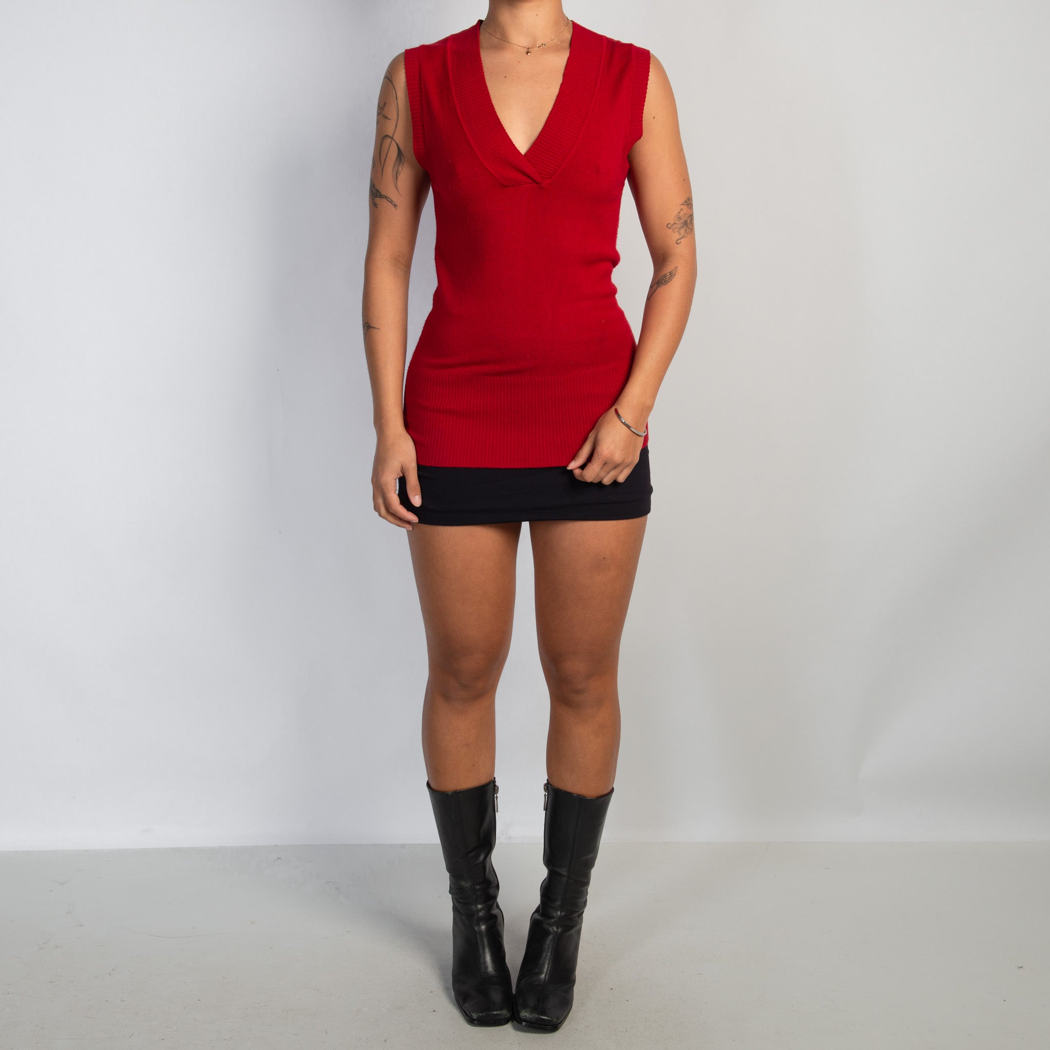 RED THIN KNIT VEST