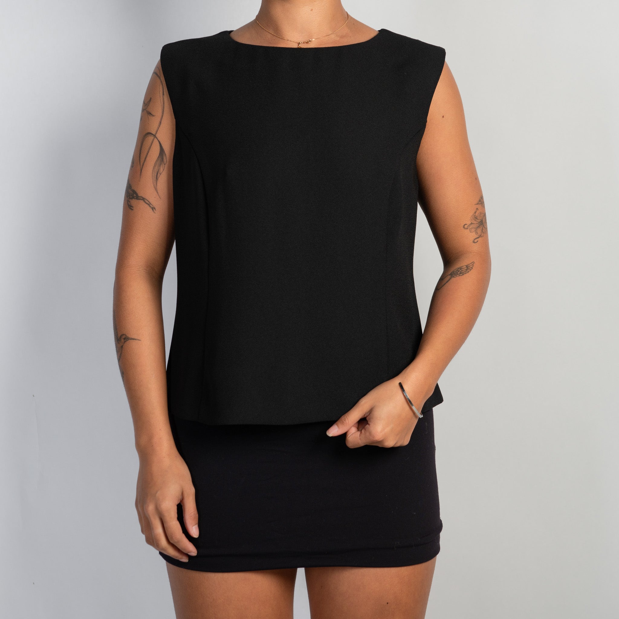 BLACK SLEEVELESS TOP