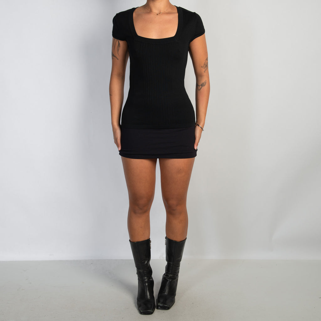 BLACK SQUARE NECK TOP