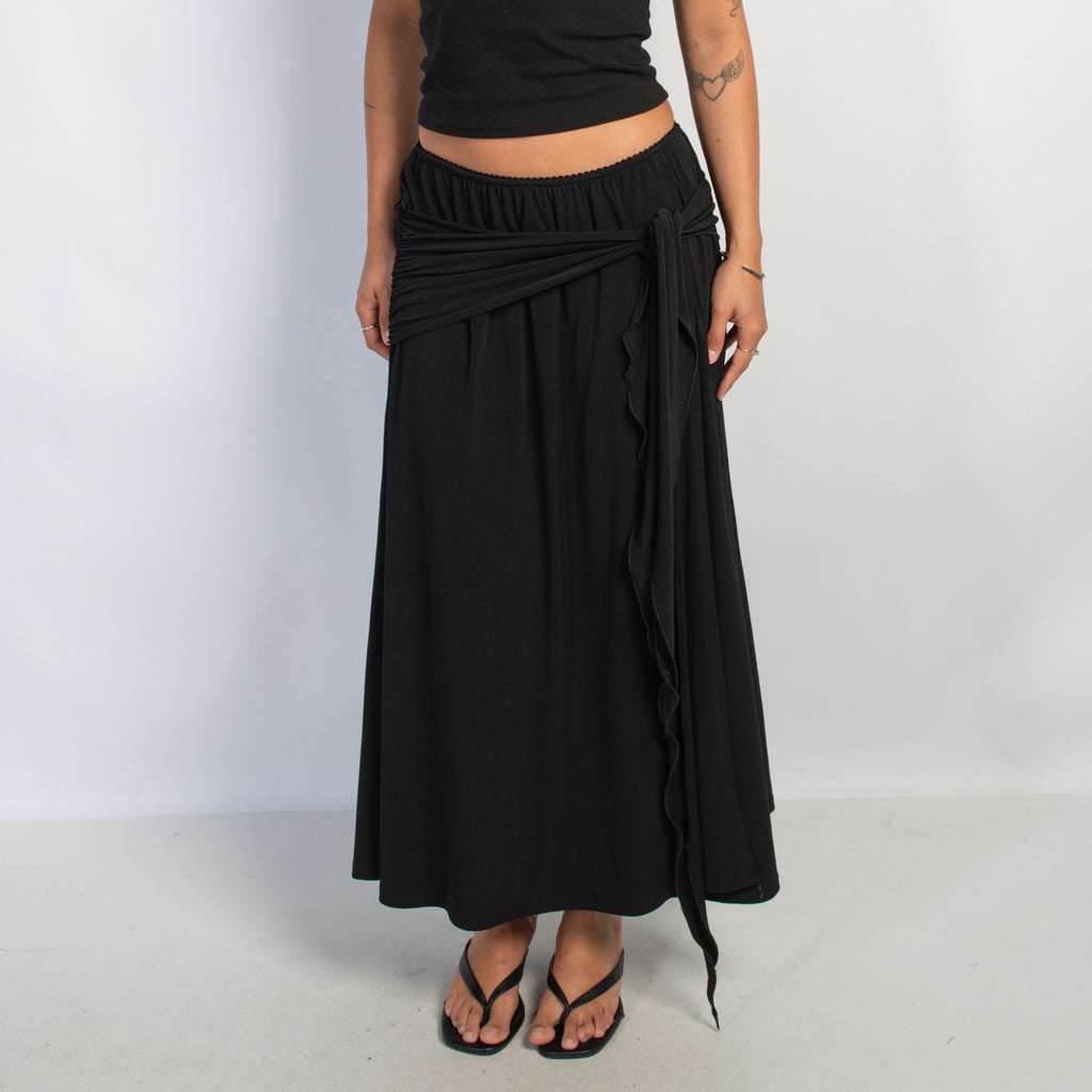 BLACK LONGLINE SKIRT