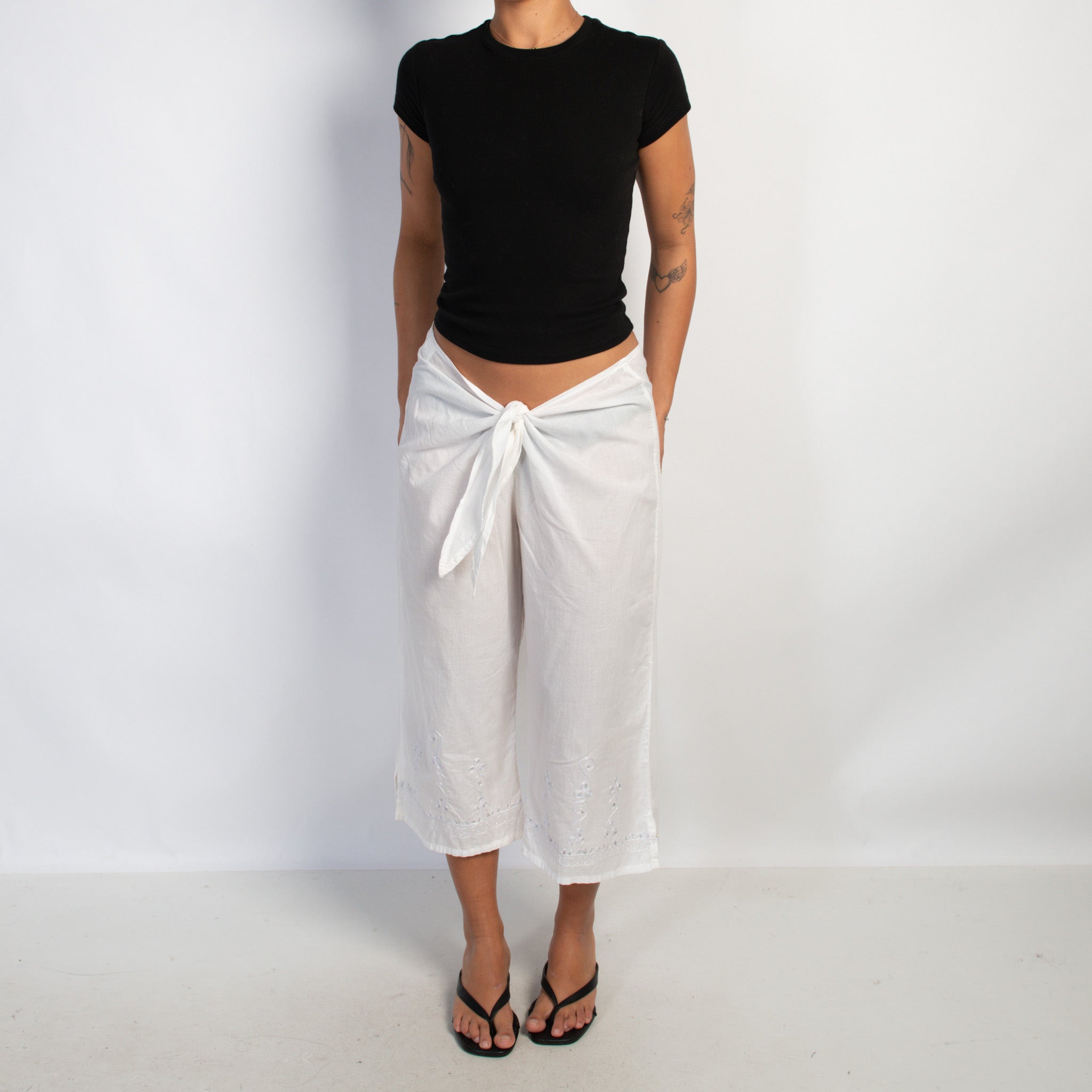 WHITE COTTON CAPRI PANTS