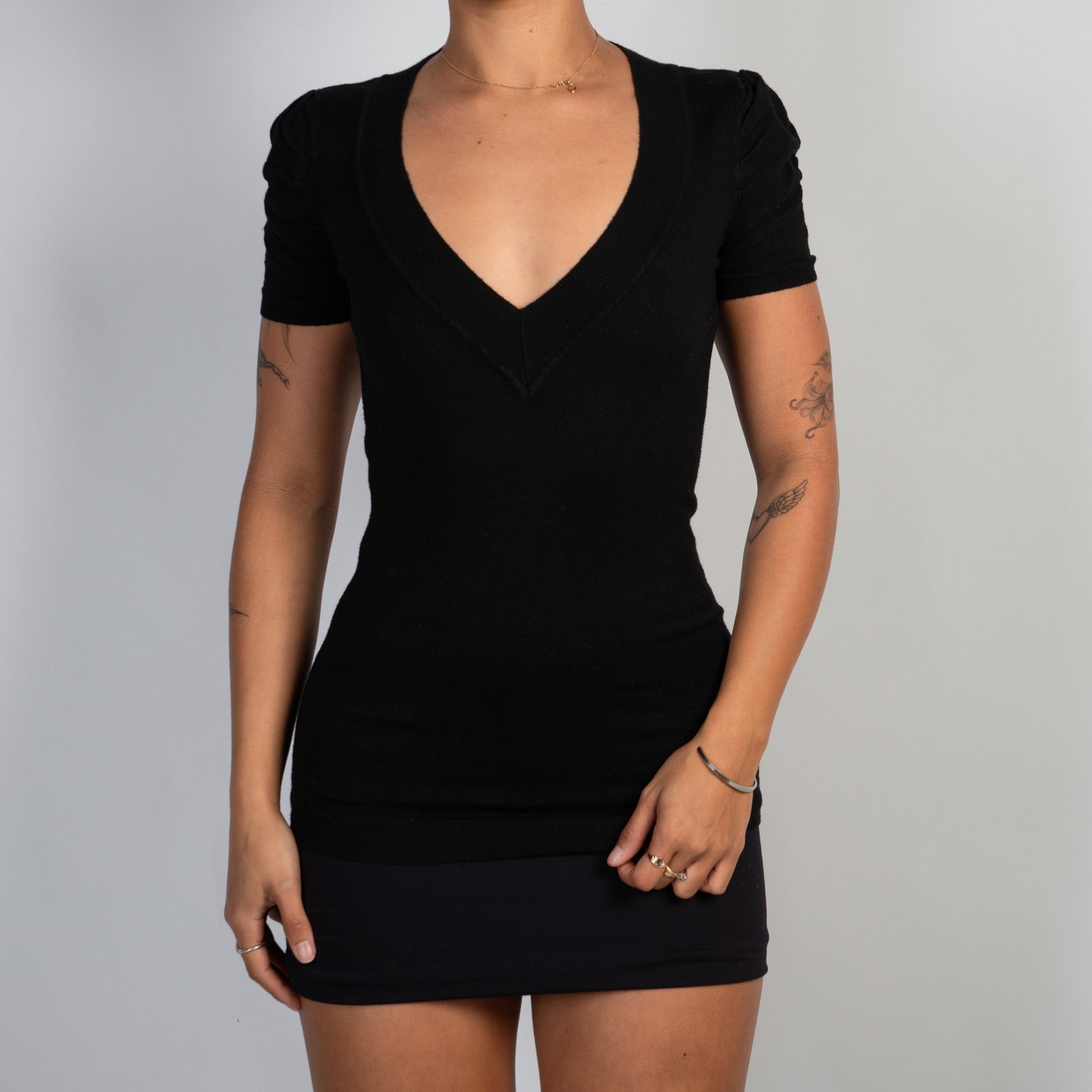 BLACK V NECK KNIT TOP